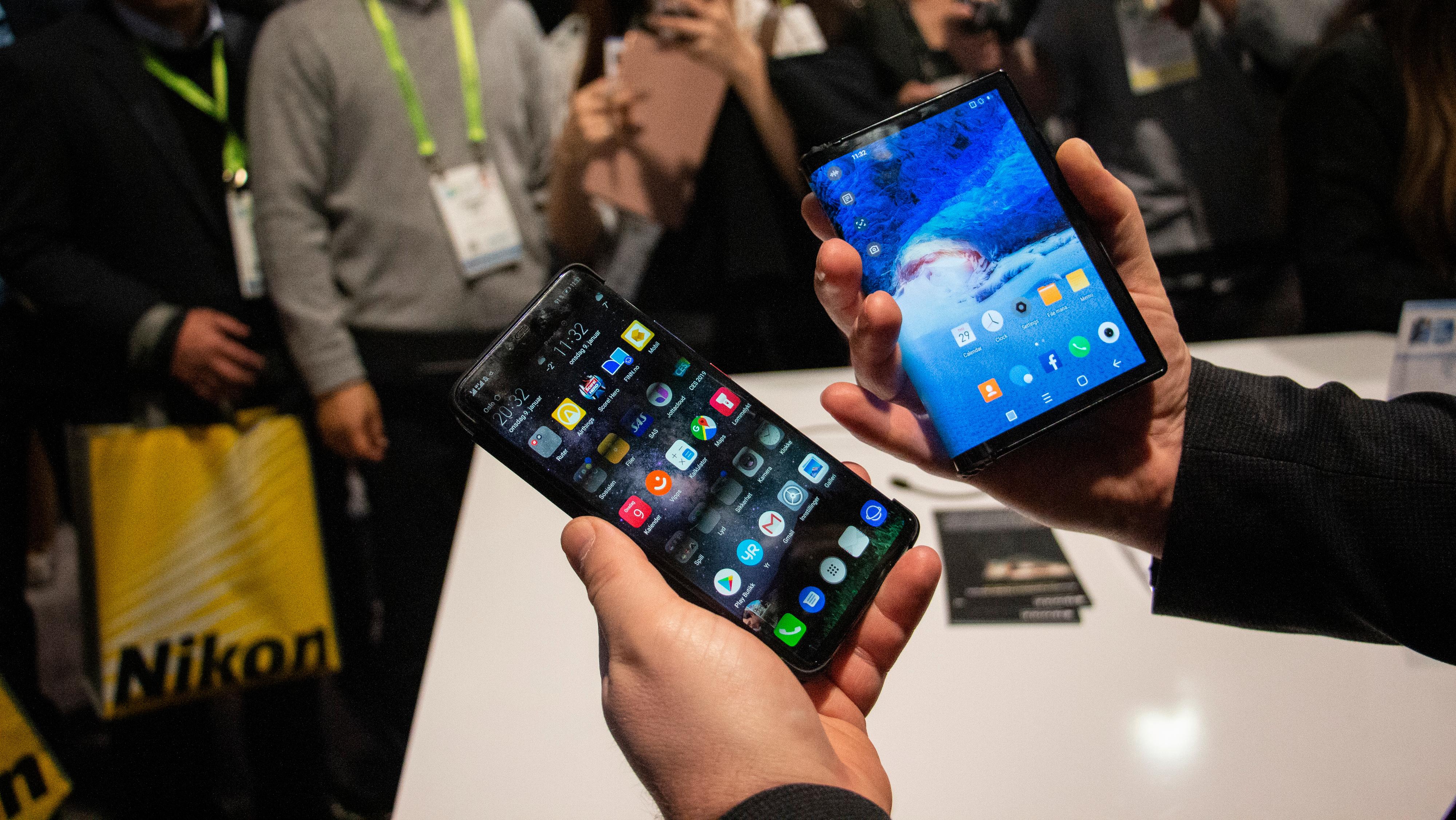 Den bøyelige skjermen gjør at mobilmodusen får en litt bredere og lavere formfaktor enn mobiler flest i dag. Her sammen med Huawei Mate 20 Pro.