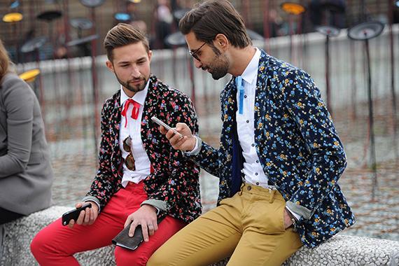 MATCHENDE DUO: Fargeglade bukser kan kombineres med fargeglade jakker - hvis du våger. Foto: Getty Images
