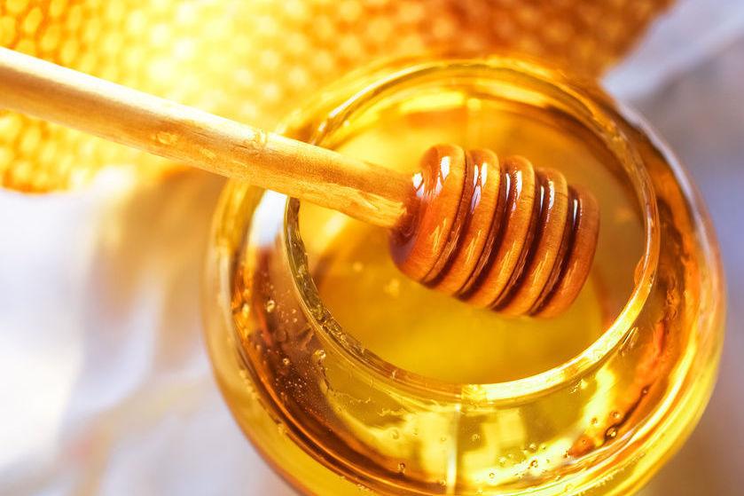 GYLLEN: Honning er godt på yoghurt, i te og på brødskiven. Foto: Scanpix