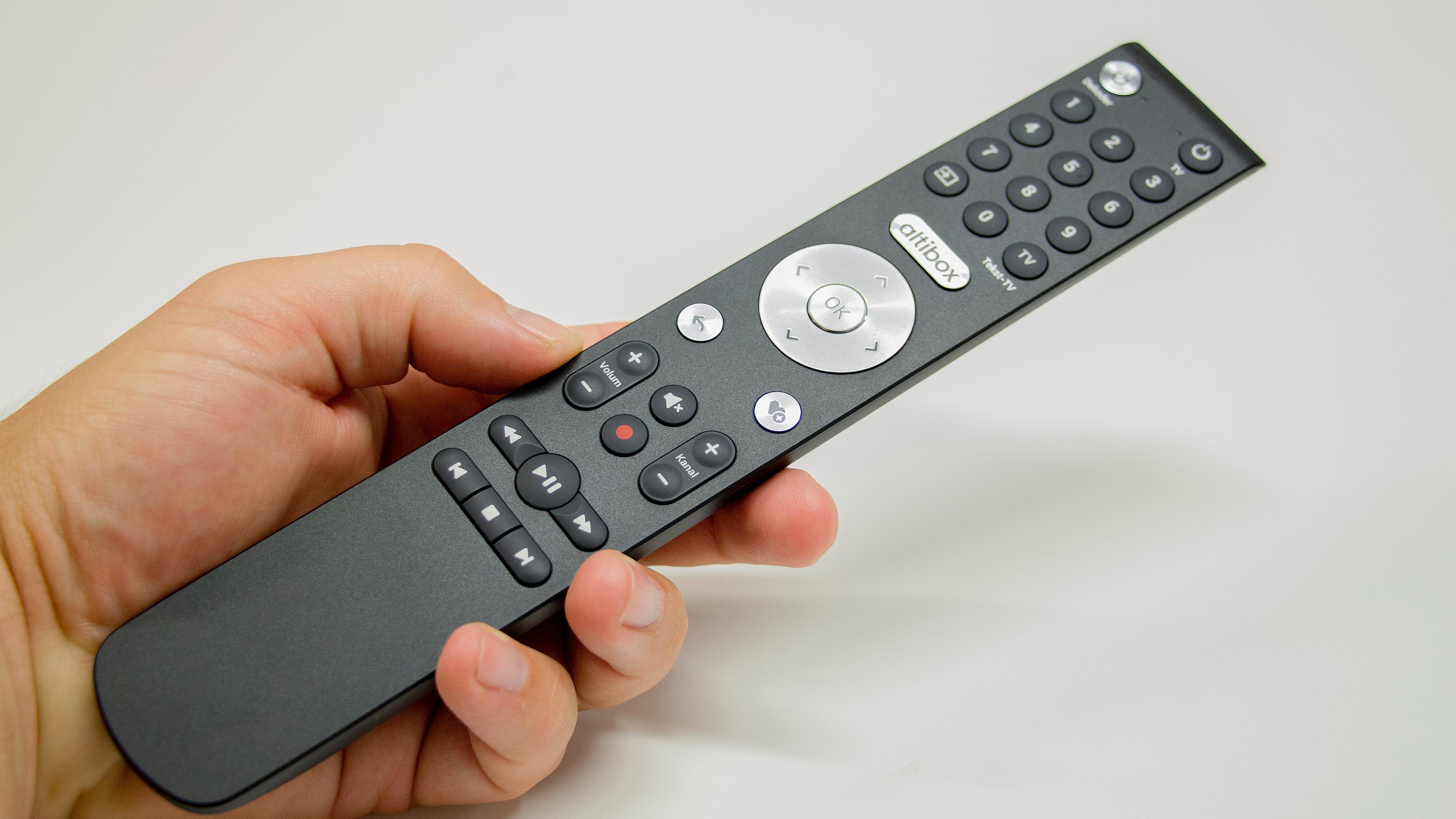 TV 2 vil ikke at Altibox skal produsere nye fjernkontroller uten egen TV 2-knapp. Her fra da vi testet Altibox’ Q22-dekoder i 2017 - uten TV 2-knapp. 