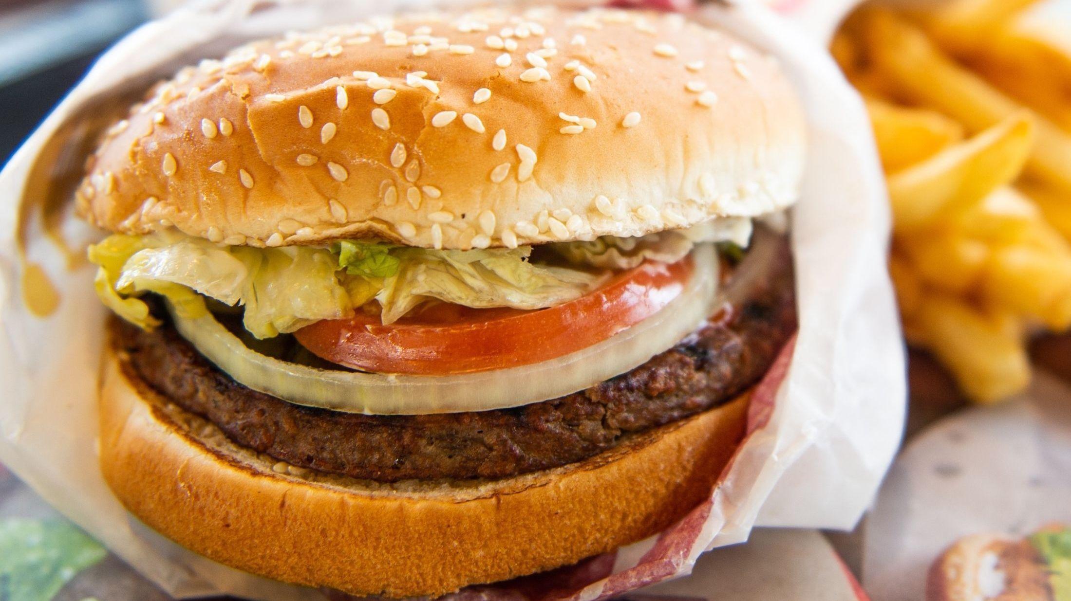 WHOPPER UTEN KJØTT: Burger Kings Whopper - her med en kjøttfri burger i midten. Foto: Michael Thomas/AFP
