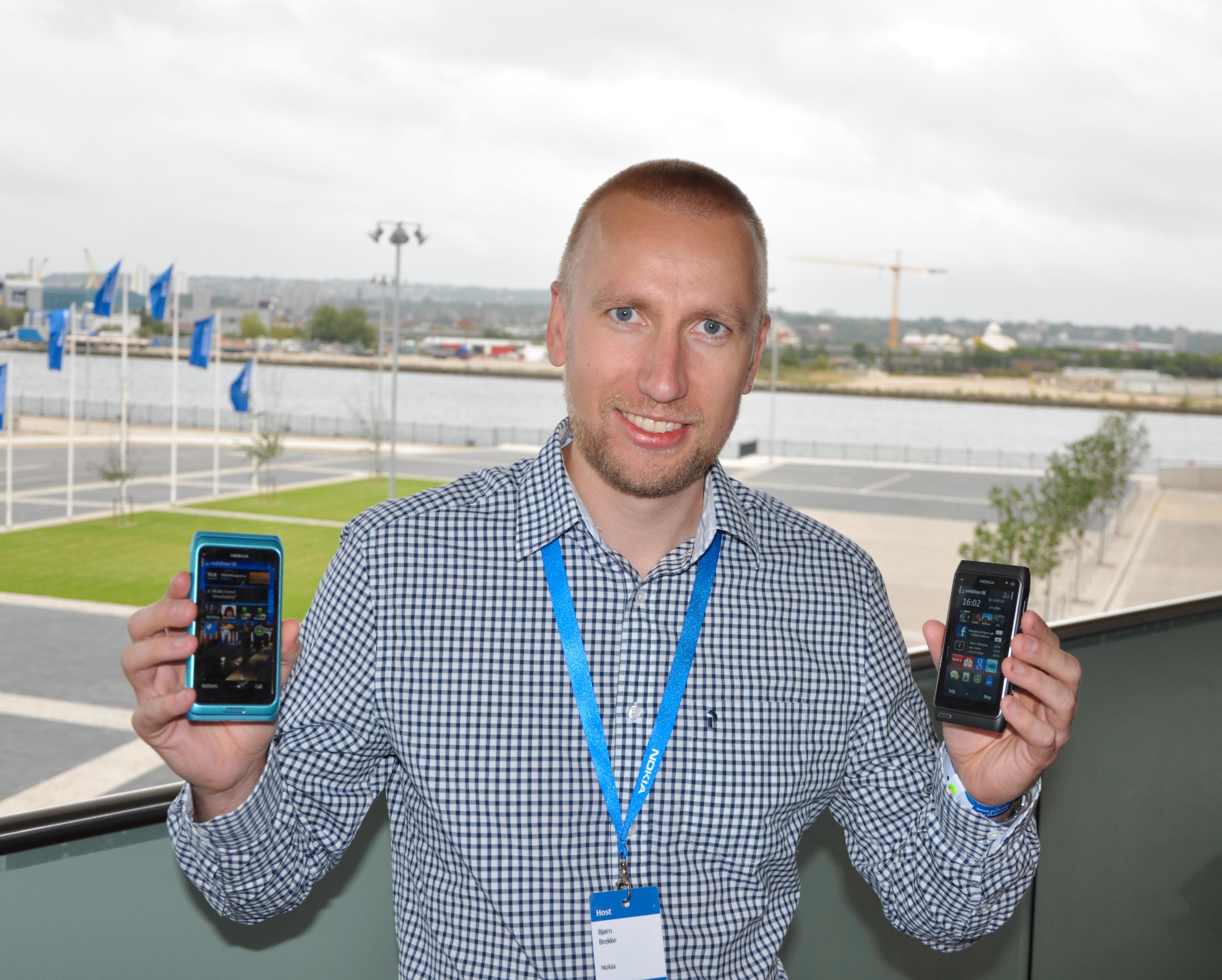 Nokias salgssjef Bjørn Egil Brekke holder opp to av fire Symbian^3-håp i kampen mot Android-enheter og epletelefoner.