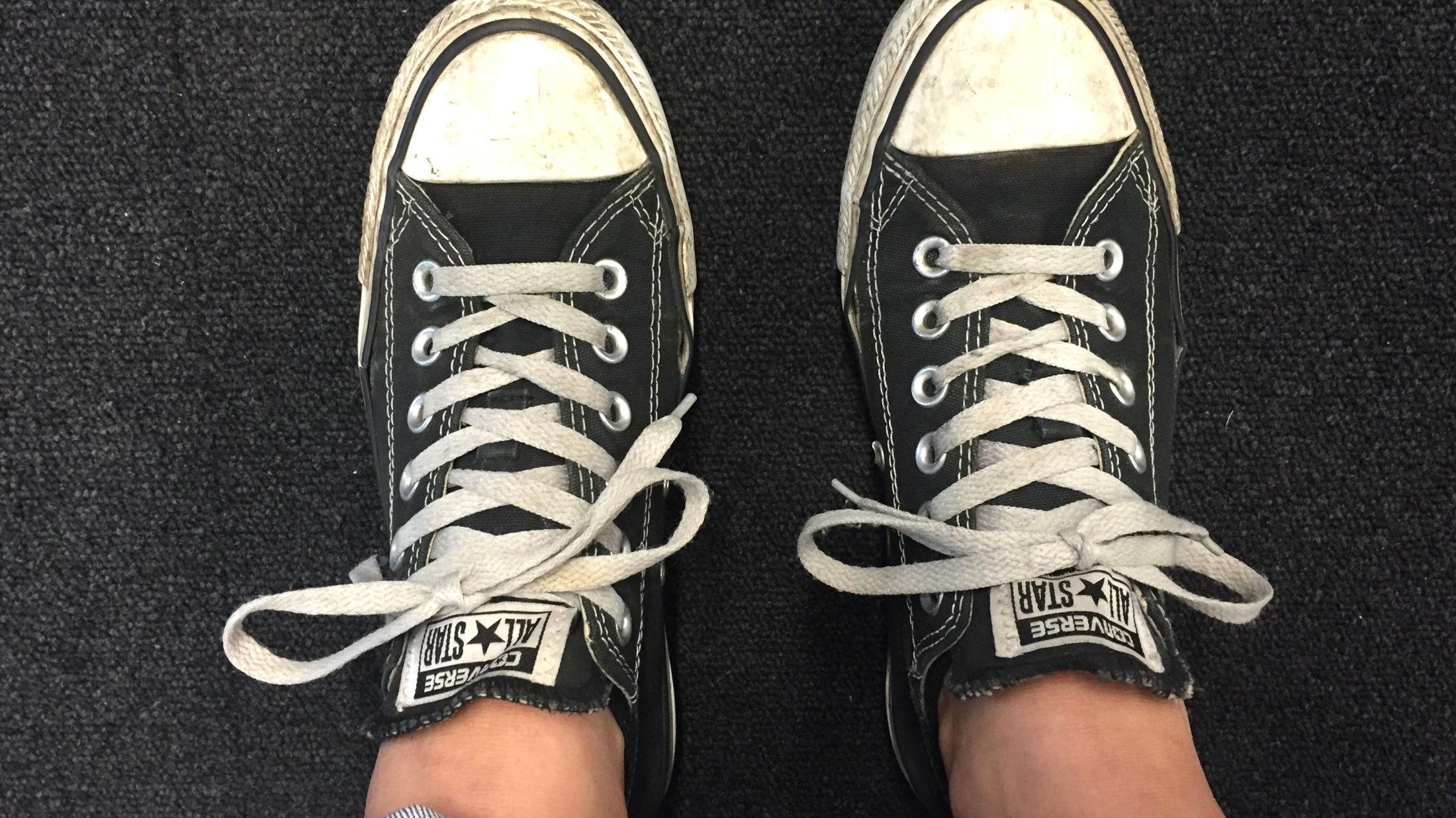 RIKTIG: Med knyteteknikken vi viser lengre ned i saken sikrer du at skolissene ikke går opp, og ligger penere på skoene. Foto: MinMote