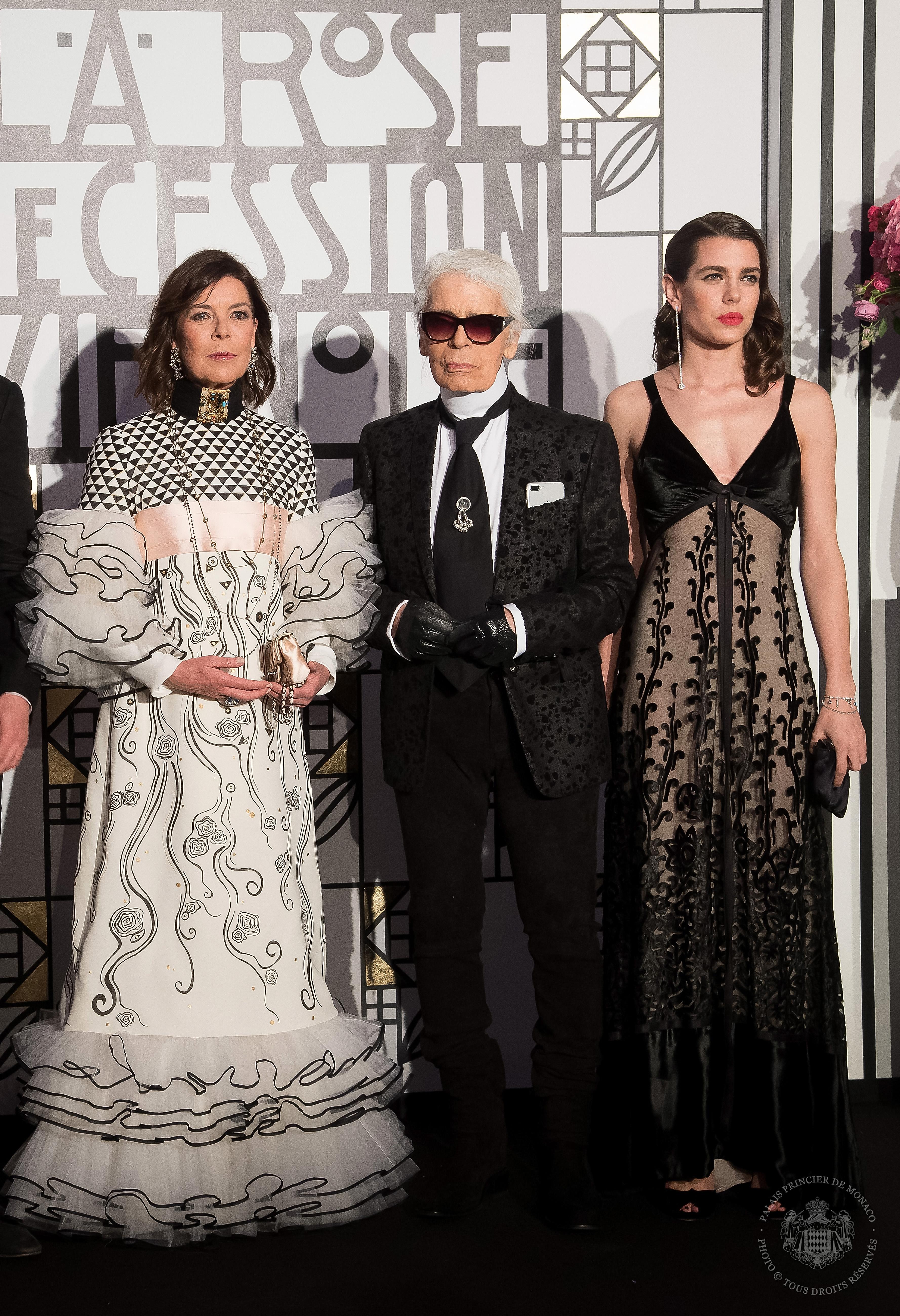 MOTEFAMILIE: Prinsesse Caroline av Hannover (t.v.) og Charlotte Casiraghi (t.h.) har lenge vært nære venner av Chanel og deres tidligere sjefdesigner Karl Lagerfeld (i midten).