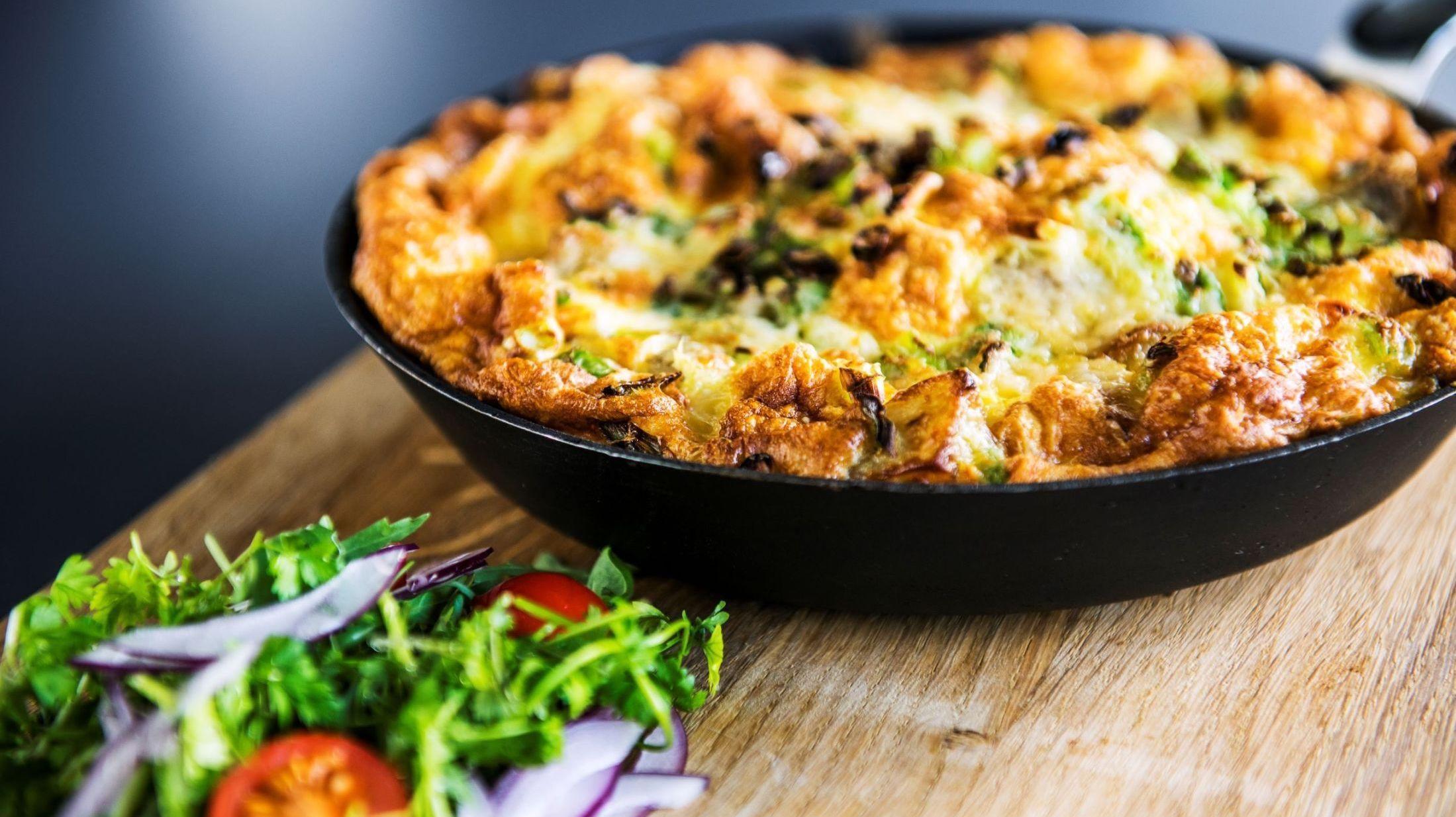 STEK I OVNEN: Et godt tips er å ta hele stekepannen med omeletten i ovnen. Slik får omletten en deilig stekeskorpe. Foto: Fredrik Ringe/VG