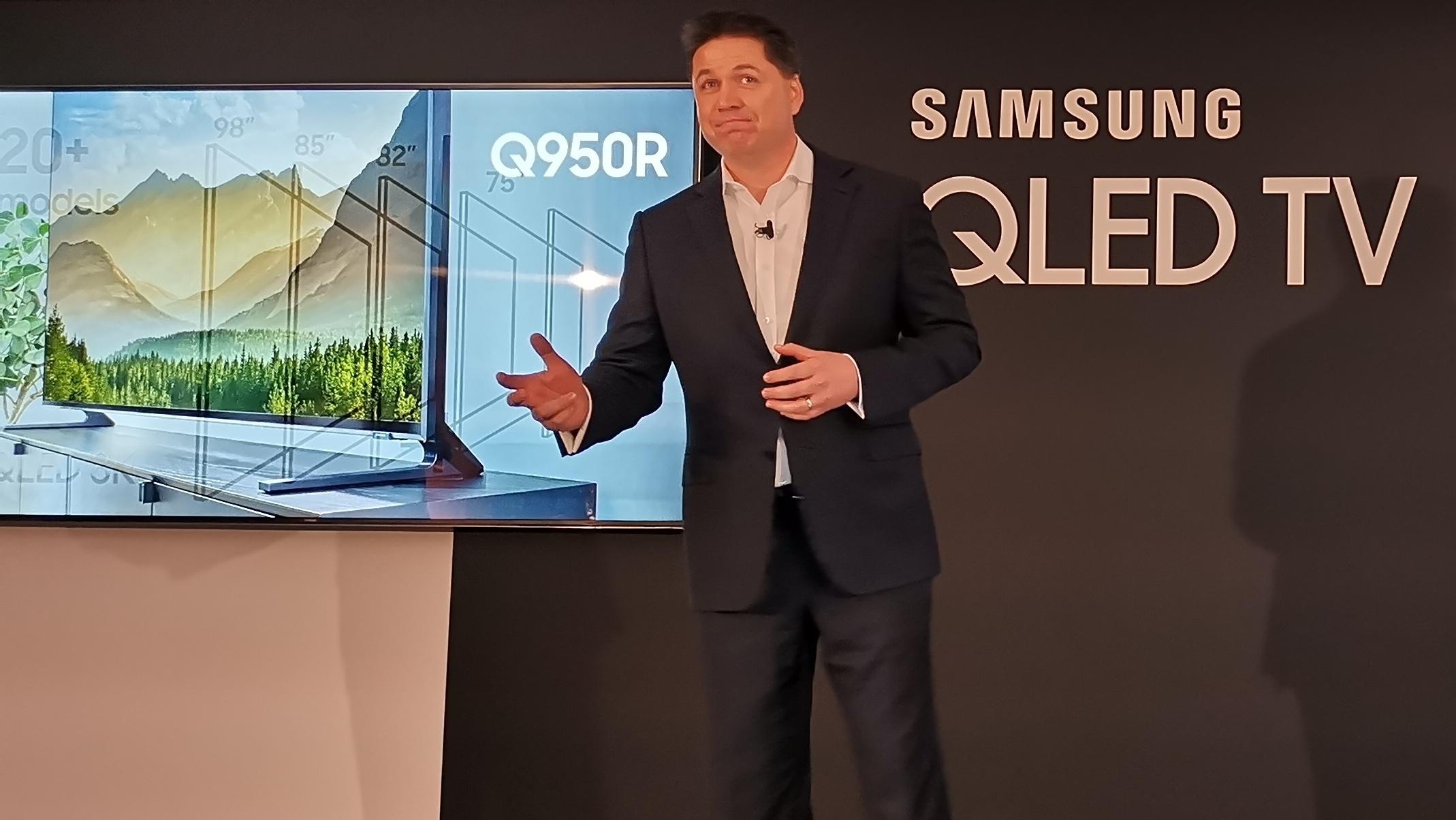 Europeisk visepresident for lyd og bilde i Samsung, Guy Kinnell, viser frem sine nye toppmodeller med 8K- og 4K-oppløsning i Portugal.
