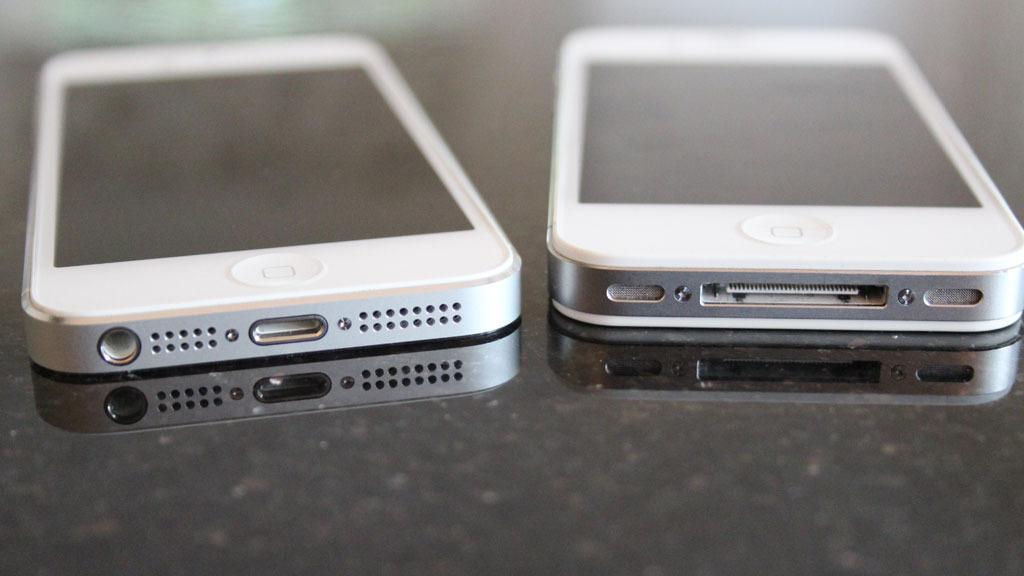 iPhone 5 (til venstre) var den første telefonen fra Apple med Lightning-inngang. Forgjengeren, iPhone 4S, hadde en 30-pins, proprietær inngang – men som faktisk hadde støtte for analog lyd!