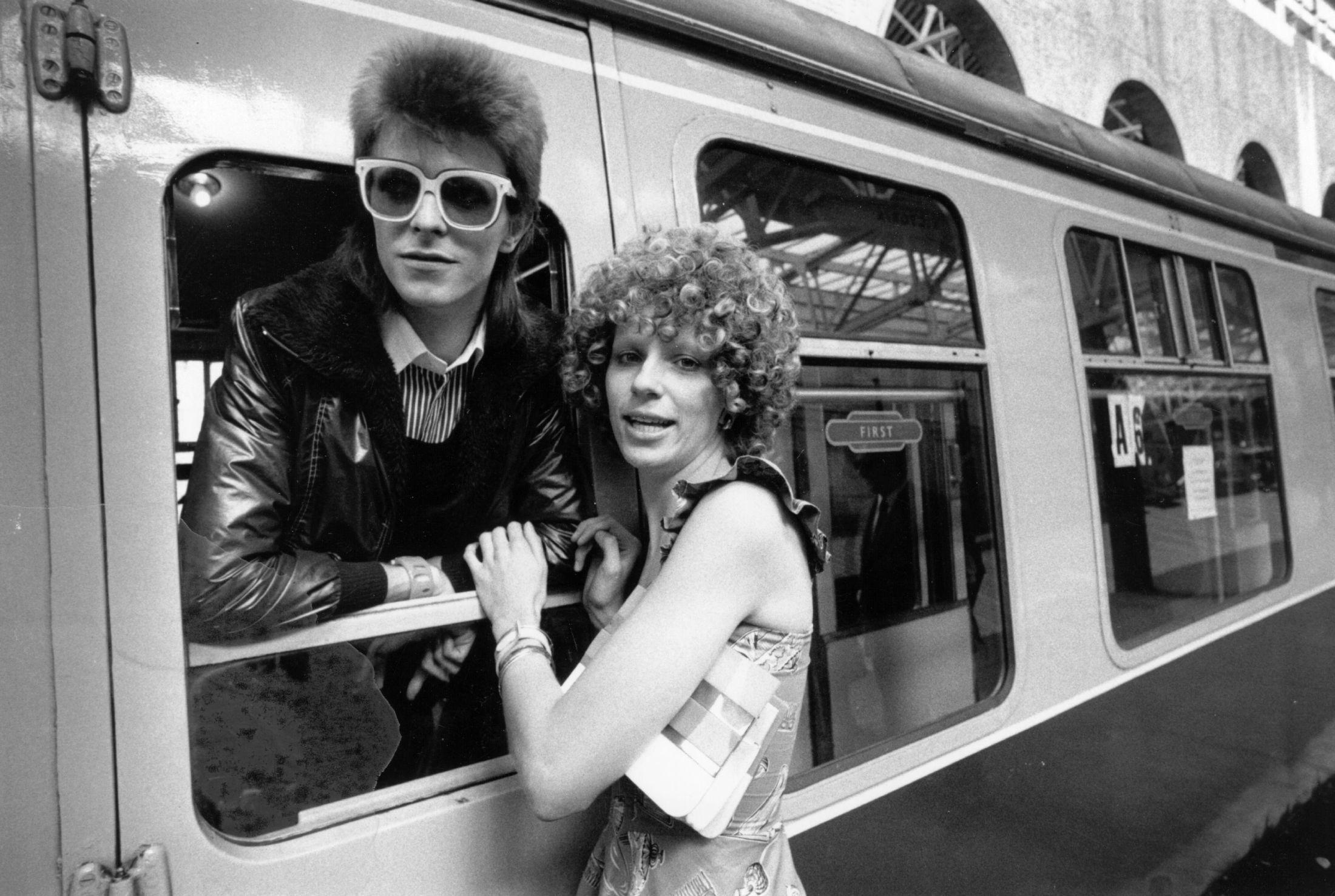 FARVEL: Angie Bowie vinker ektemannen David Bowie avsted på togstasjonen. Foto: Getty Images