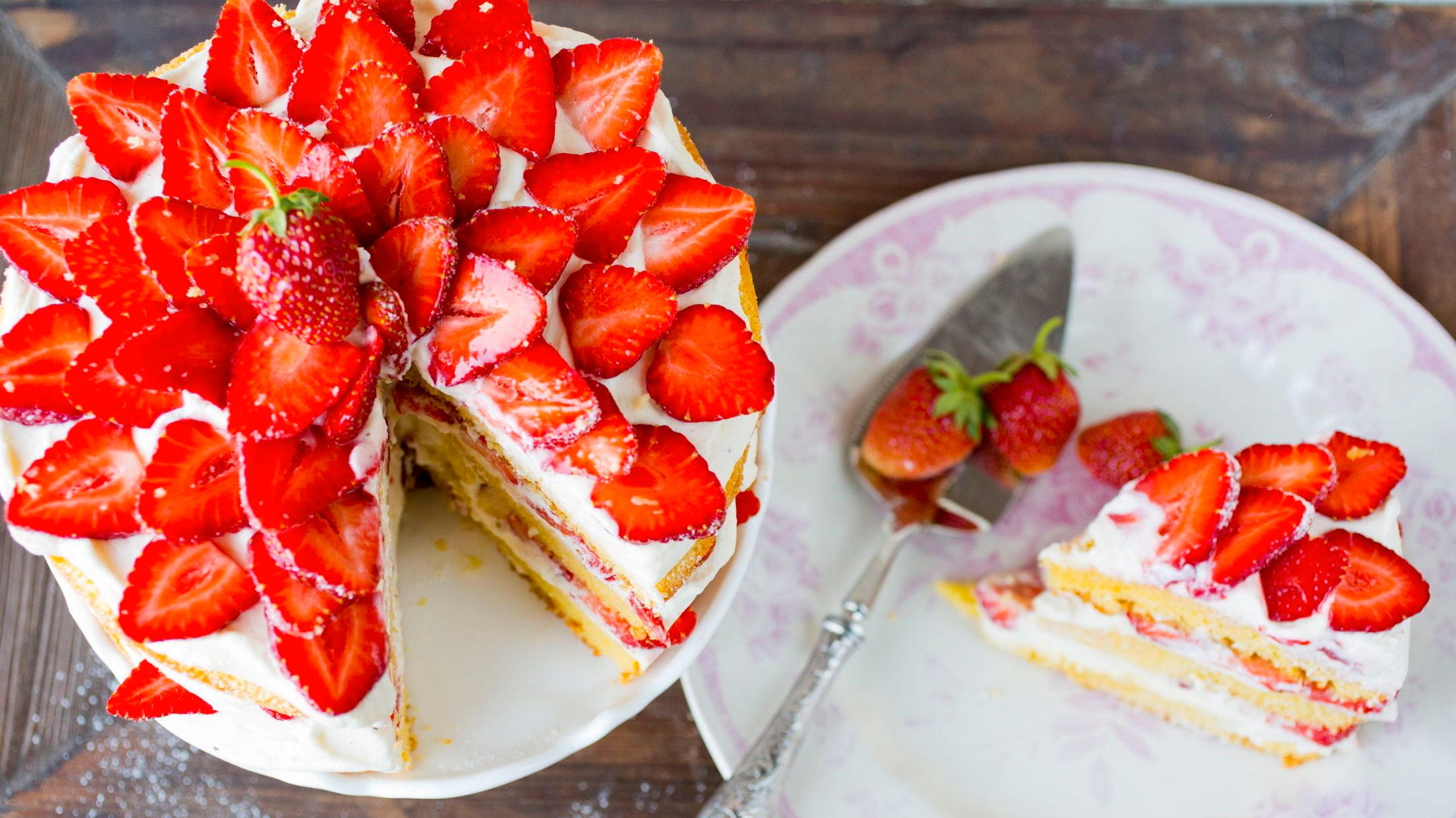 INGEN SAK: Med sukkerbrødbunn, krem og bær kan du enkelt trylle frem en fristende kake til nasjonaldagen. Foto: Sara Johannessen / VG