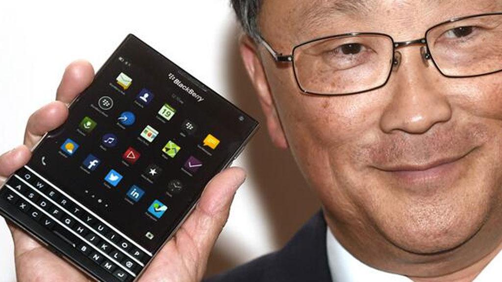 Her viser Blackberry-direktør John Chen frem Passport-mobilen som skal komme i september. (Foto: McCarthyRecord via Twitter).