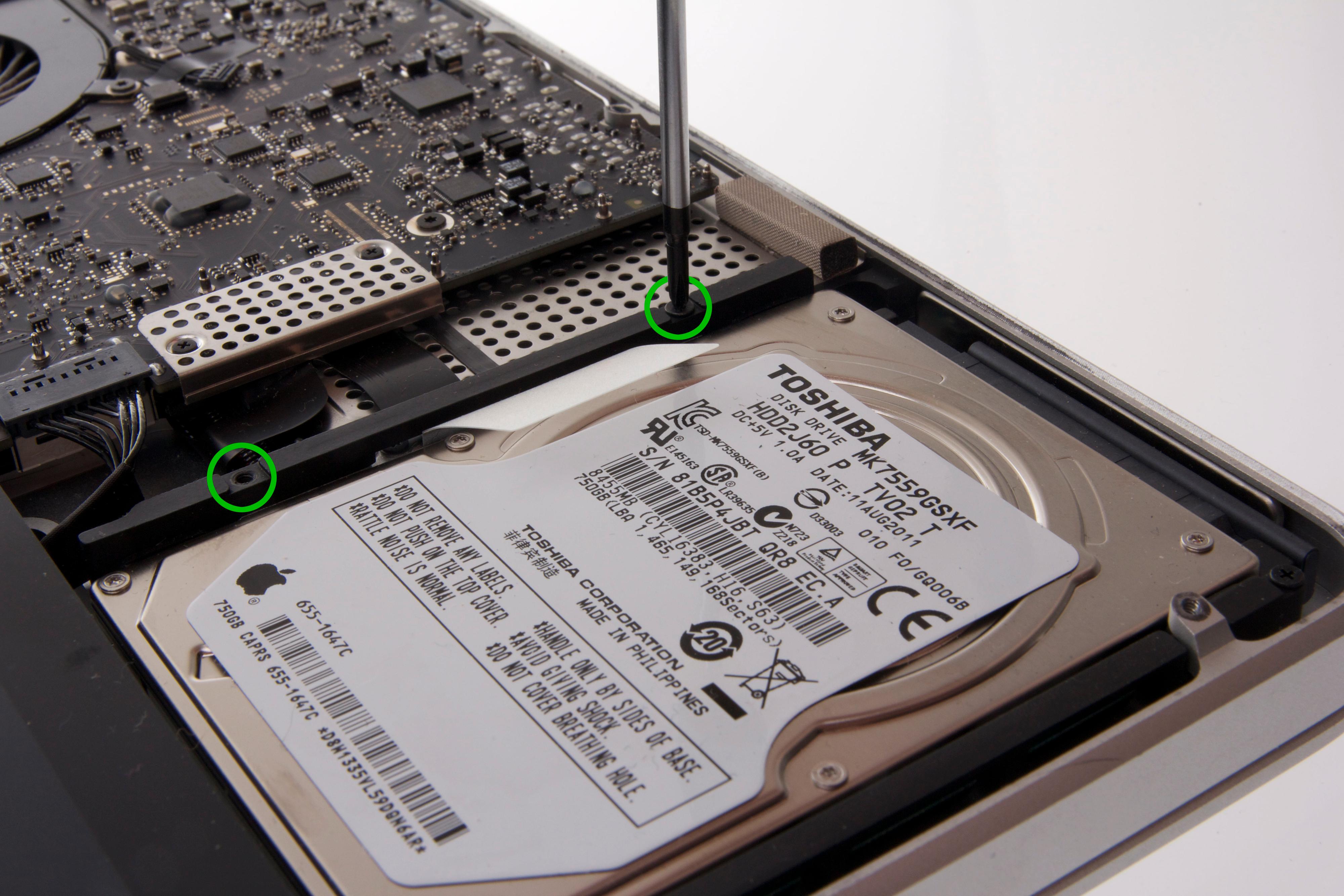 For å fjerne harddisken må du først skru løs to skruer.Foto: Niklas Plikk, Hardware.no
