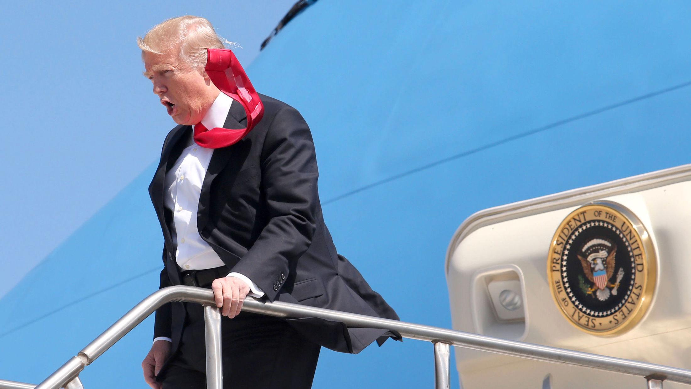 SLIPS-TRØBBEL: President Donald Trump sverger til vanlige tape for å holde slipset på plass. Foto: Abaca