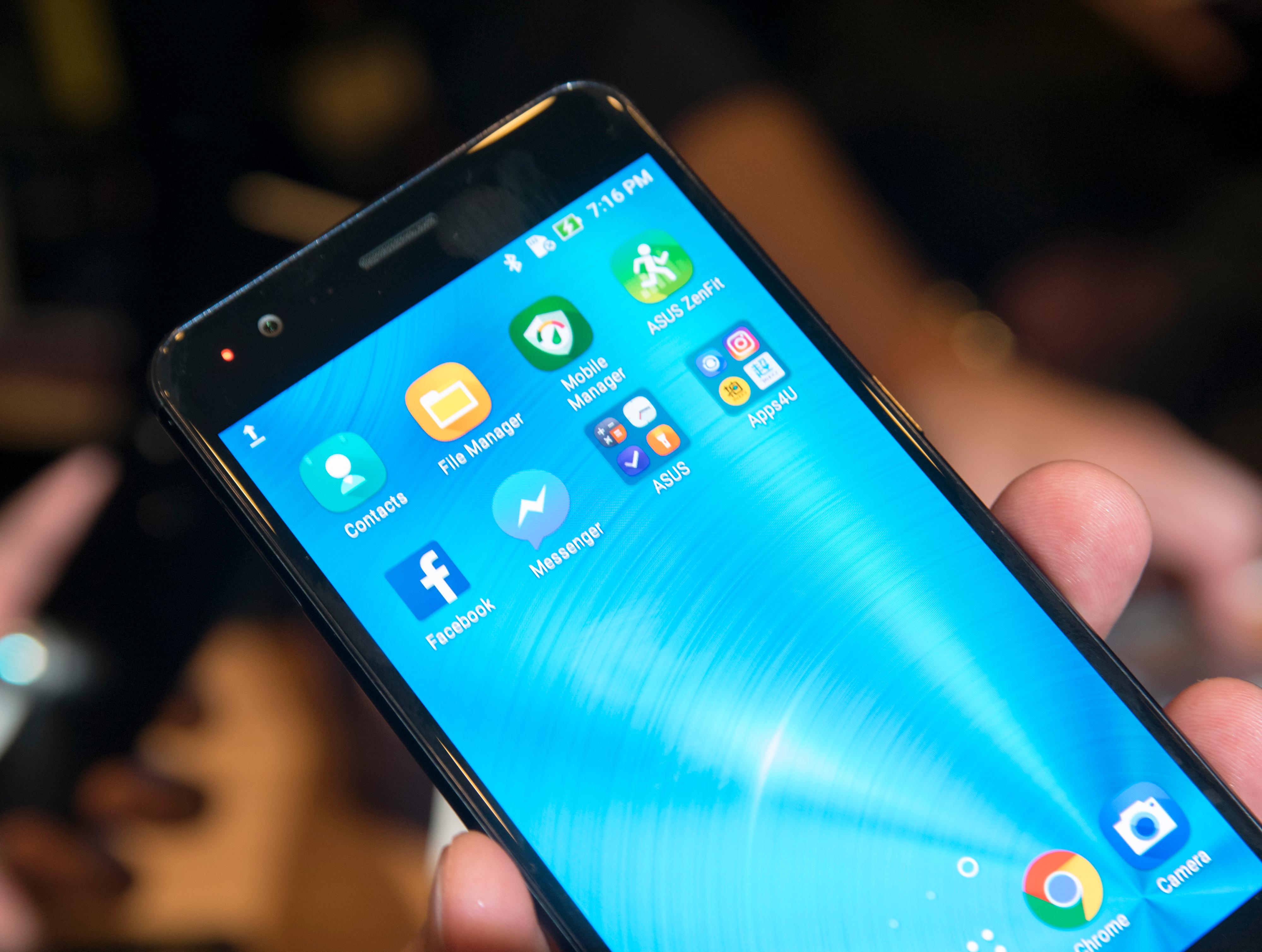 Asus kjører sin egen vri på menyene, og i ZenFone 3 Zoom kjører de også Android 6.