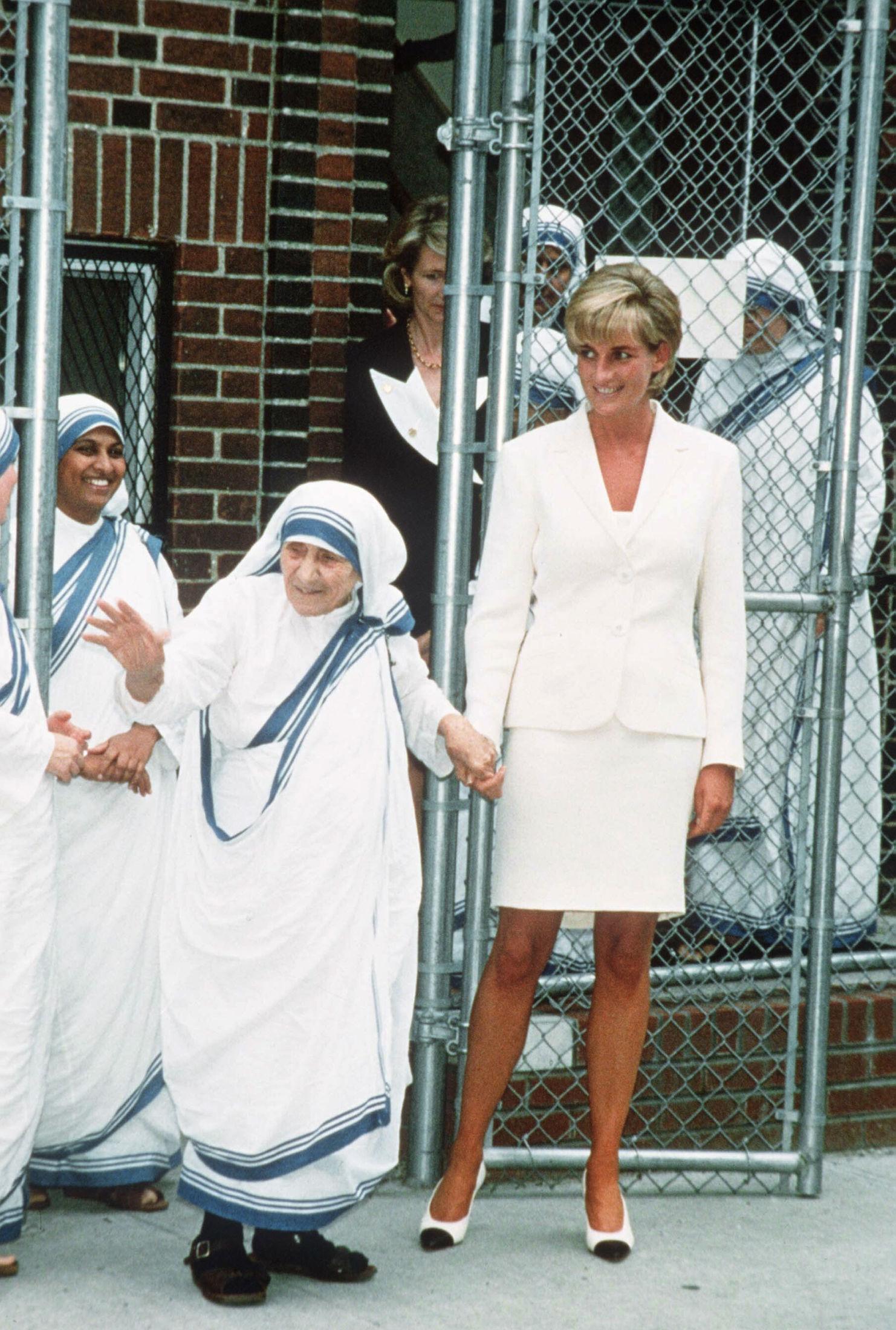 HELHVITT: Diana var iført en delikat, hvit drakt da hun møtte mor Teresa i 1997. Foto: NTB scanpix