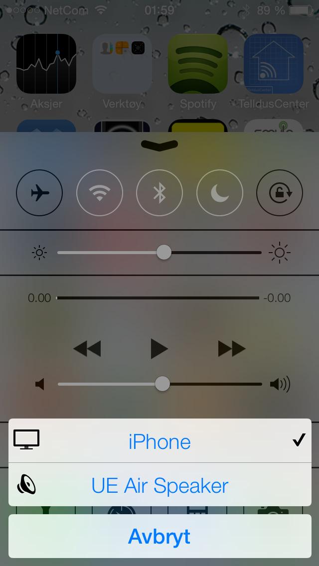 Det nye kontrollsenteret i iOS7 kan trekkes frem ved å sveipe fingeren fra bunnen av skjermen.