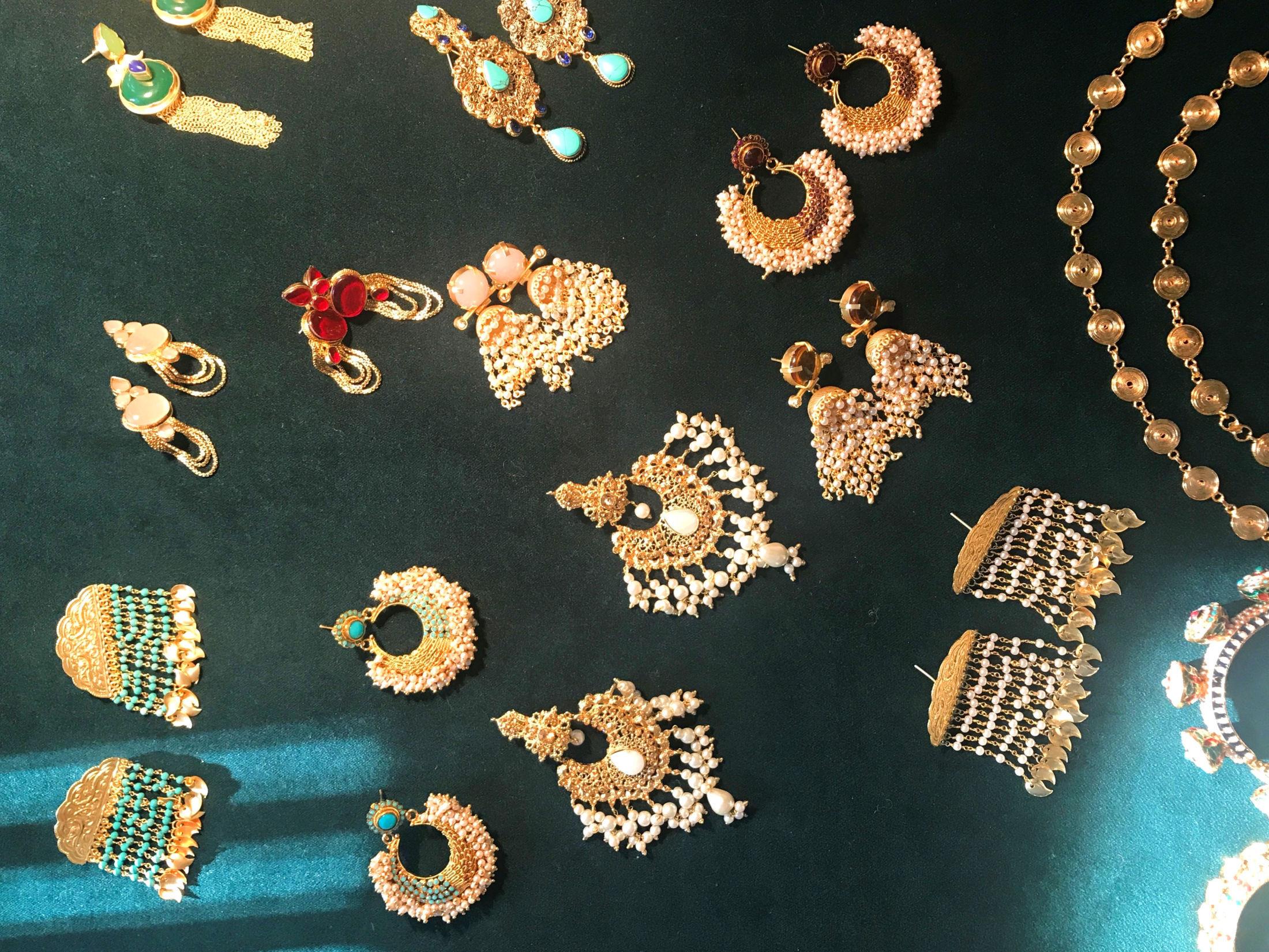 BRUKER HJEMMET SOM KONTOR: Nå er favorittene de smykkene hun har designet selv og øredobbene hun kjøpte inn for første gang på reisen til Jaipur. Foto: MinMote.