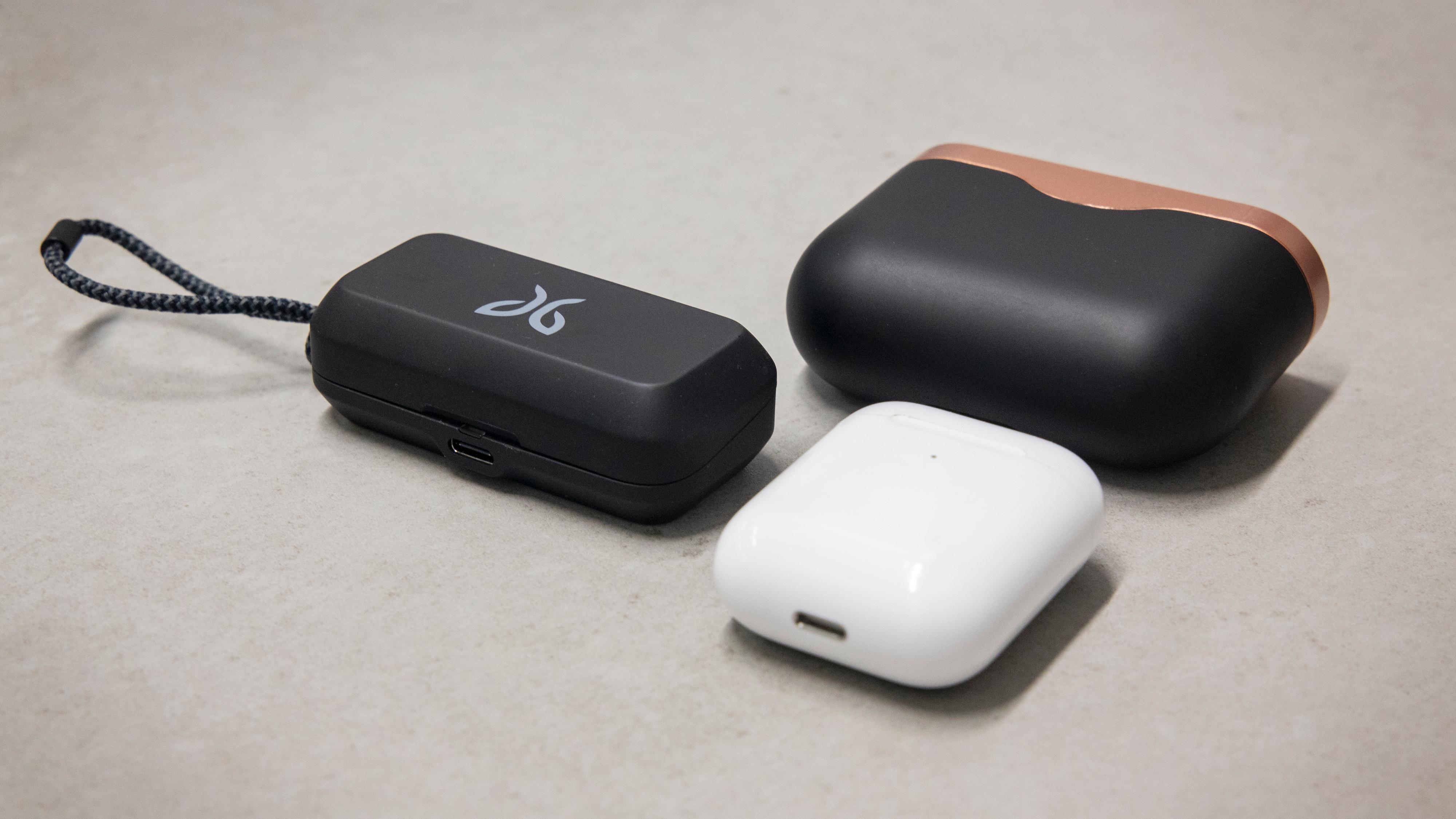 Jaybird-etuiet (til venstre) er betraktelig mindre enn Sonys etui til WF-1000XM3, men ikke helt like kompakt som Apples Airpods-etui.