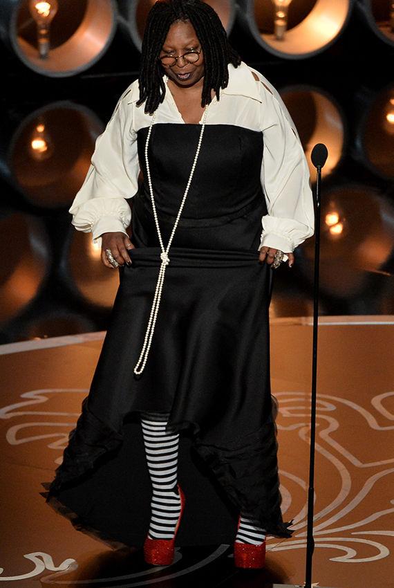 TULL OG TØYS: Vi blir i godt humør av å både se og høre på Whoopi Goldberg. Hennes Oscar-antrekk var alt annet enn lekkert. Foto: NTB Scanpix