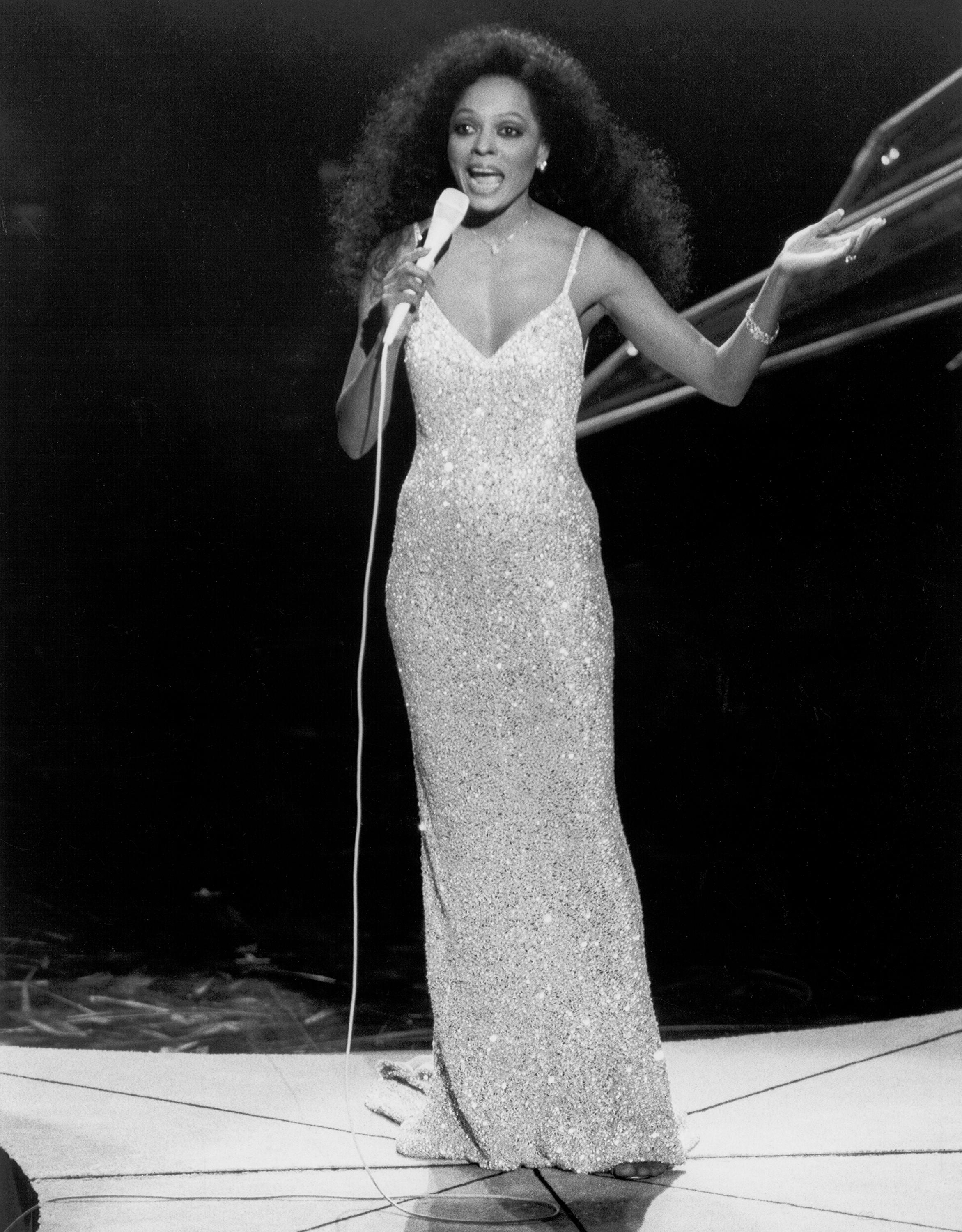 EN STJERNE: Diana Ross’ glitrende kjole fra 1985 er tidløs og lekker.