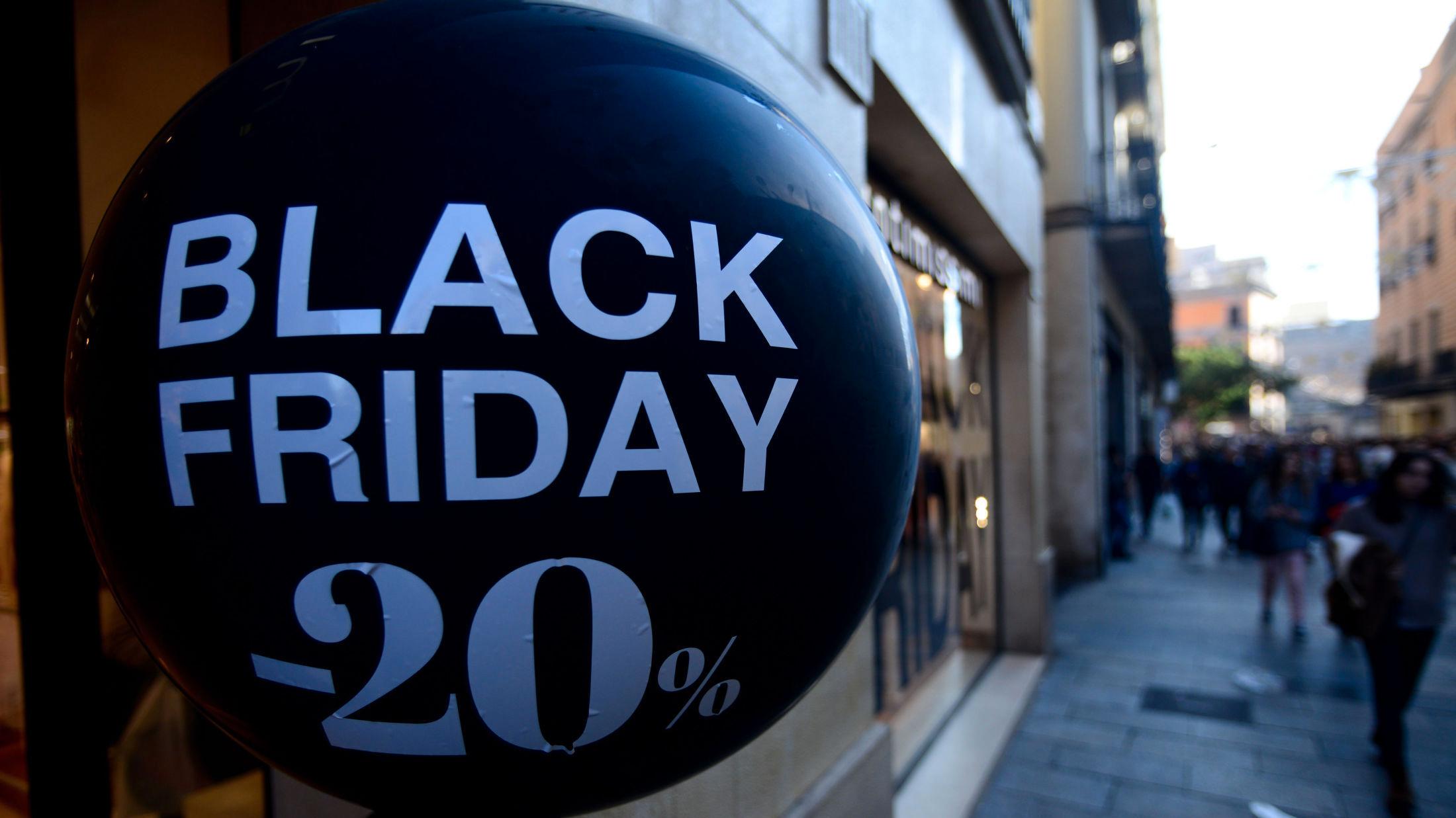TILBUDSDAG: Mange butikker har rabatterte priser på Black Friday. Foto: Getty Images
