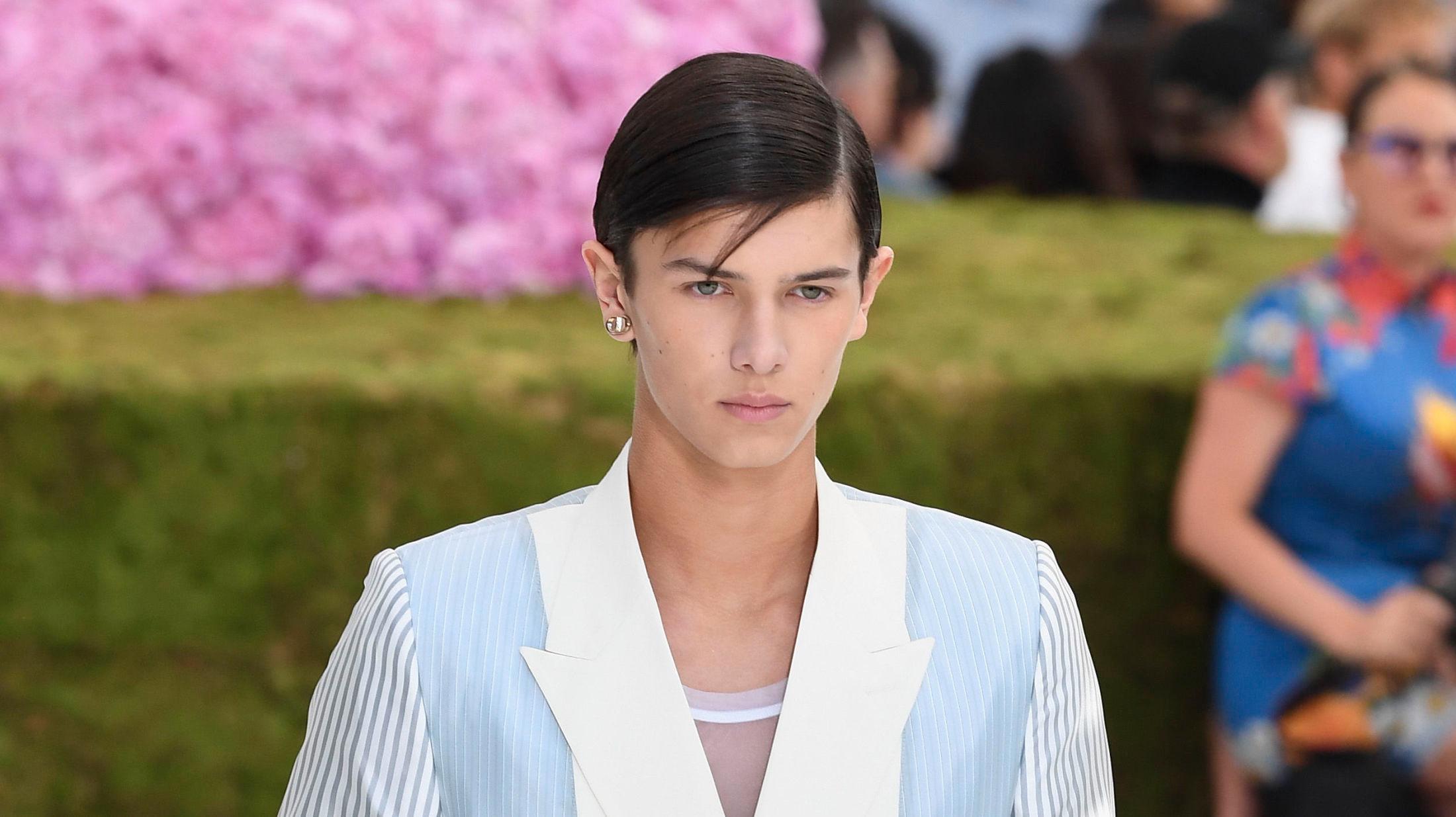PÅ CATWALKEN: Prins Nikolai gikk visningen til Dior Homme i 2018. Foto: Getty Images