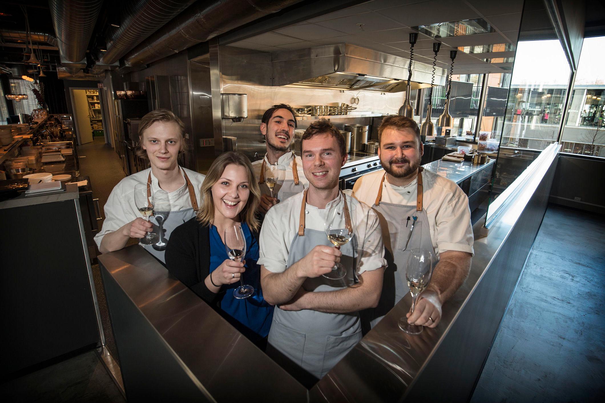 NY STJERNE: Sous chef Jay Boyle jubler med resten av personalet på Restaurant Kontrast i Oslo. Foto: Mattis Sandblad/VG