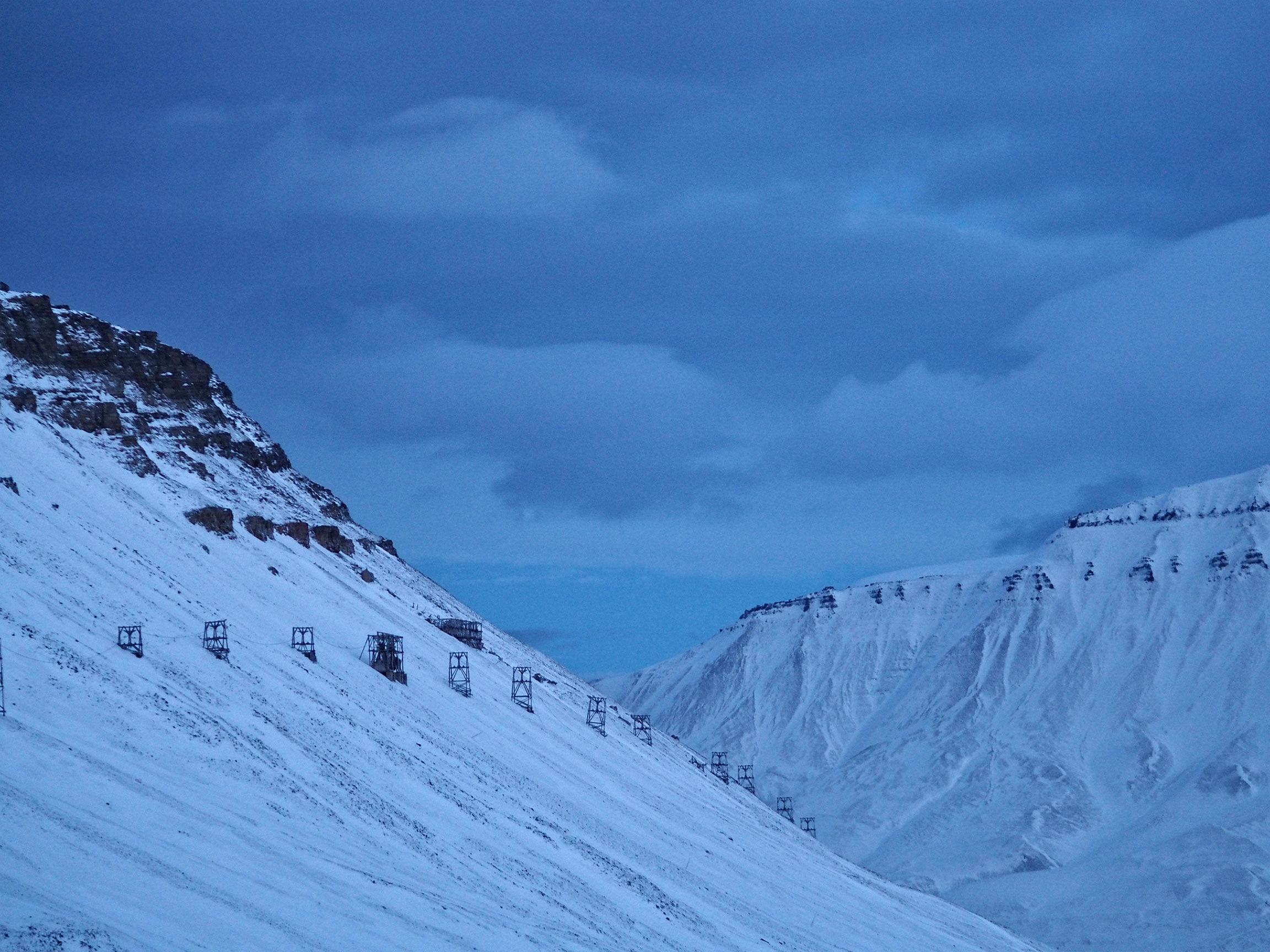Blått så langt øyet kan se fra utkanten av Longyearbyen.Foto: Kjersti Stuestøl