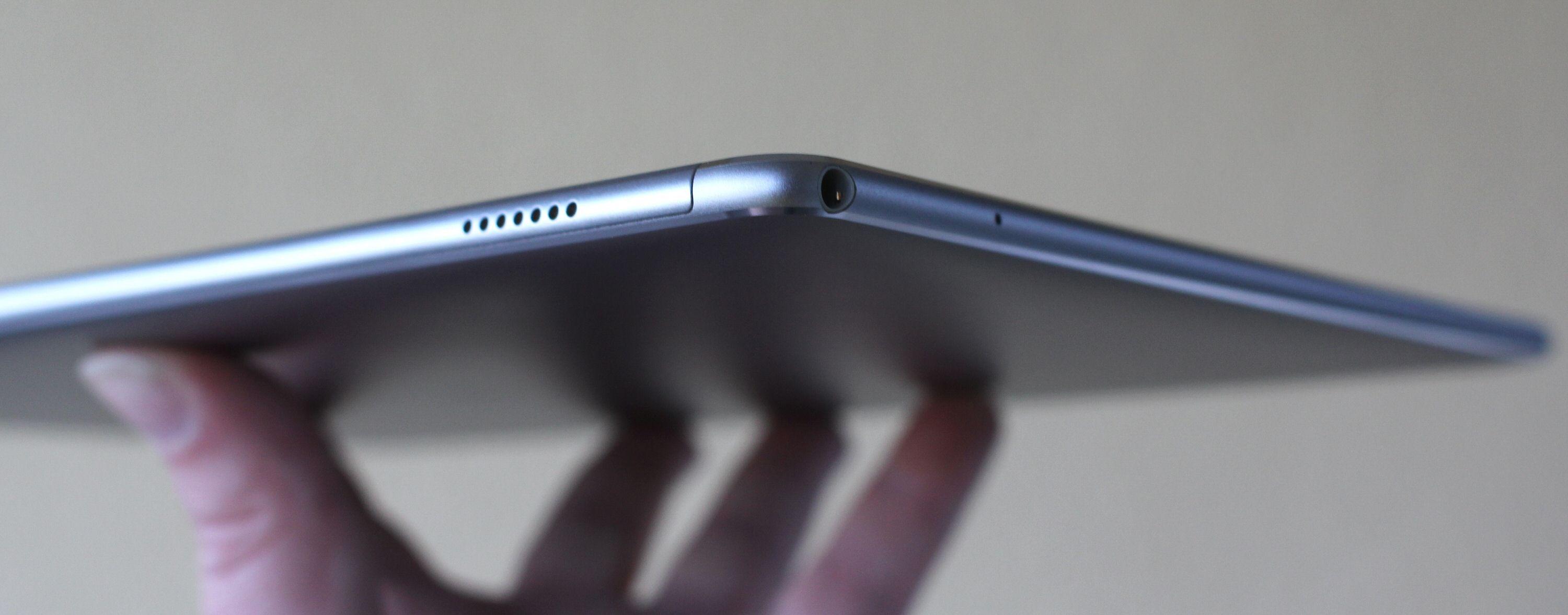 Huawei MateBook er tynn til PC å være. I hjørnet ser vi hodetelefonkontakten og perforeringen til den ene høytaleren.