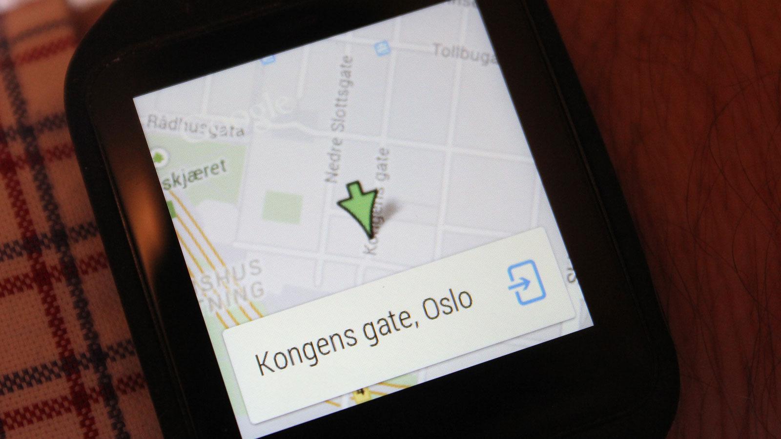 Søk etter et sted, og det vises et kart på klokka. Herfra kan du åpne for navigasjon på mobilen med piler som viser kjøreinstruksjoner på klokkeskjermen.Foto: Espen Irwing Swang, Tek.no