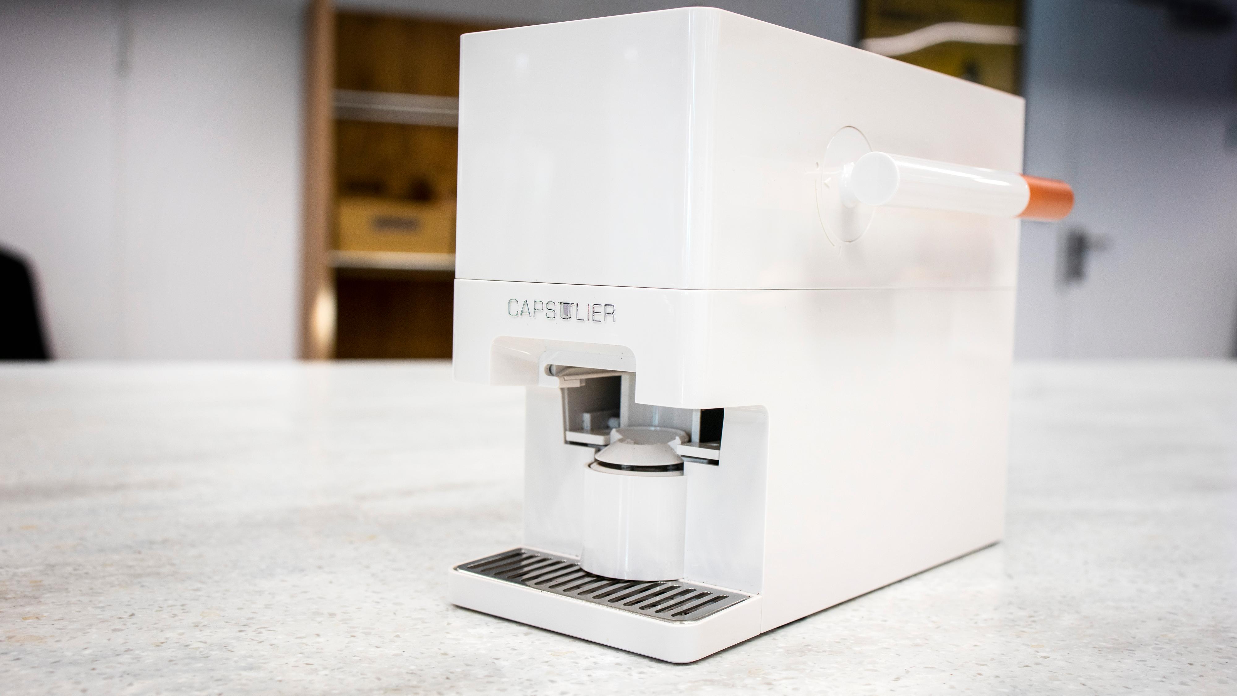 Capsulier Lite er en «maskin» som lar deg lage dine helt egne kapsler for Nespresso-maskiner – med den kaffen du vil. 