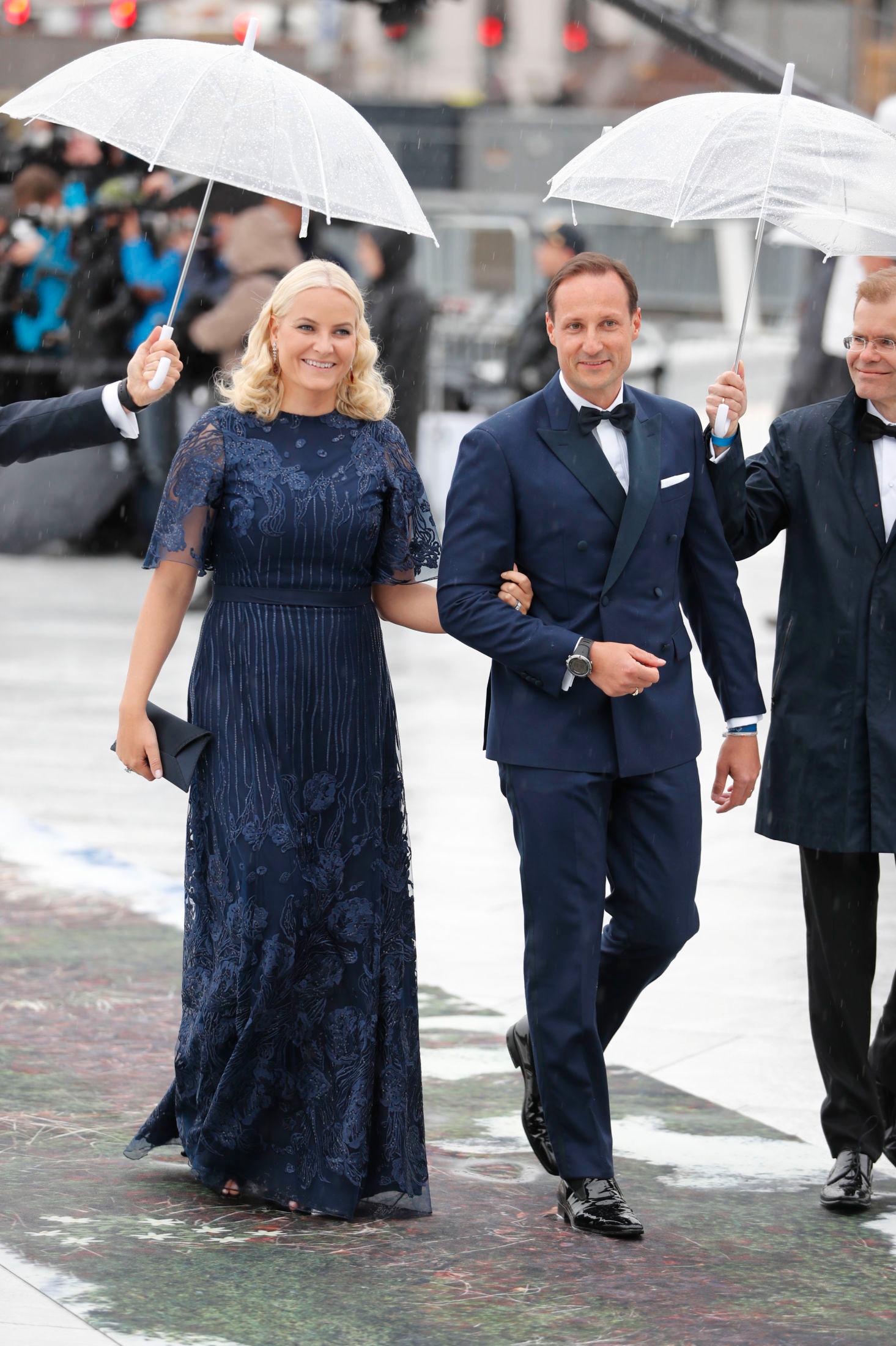 MATCHET HVERANDRE: Kronprinsesse Mette-Marit og Kronprins Haakon valgte begge mørkeblått til onsdagens festmiddag.