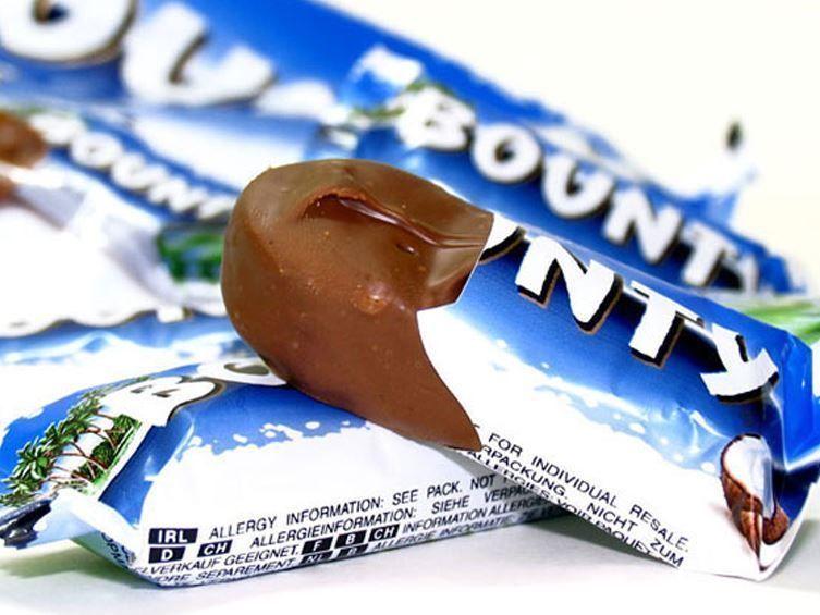 HELT KOKKOS: Bounty ble lansert av sjokolademerket Mars tilbake i 1951, og har vært en verdenssuksess siden. Reklamebildene med kritt hvite strender og palmesus er fra den dominikanske republikk. Formen på sjokoladen er for øvrig varemerket og patentregistrert i EU. Blant kjendiskokkene som elsker Bounty er Nigella Lawson, som har frityrstekte Bounty-bars blant sine favorittoppskrifter.Kilder: Wikipedia