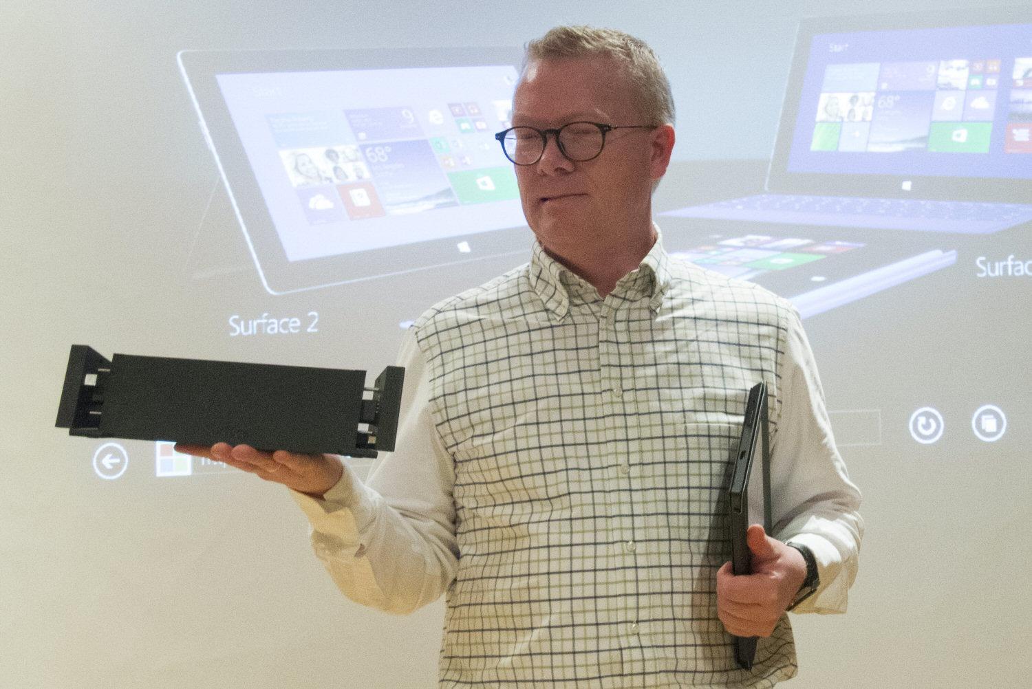 Christian Almskog i Microsoft viser frem Surface Pro 2 og dokkingstasjonen.Foto: Vegar Jansen, Hardware.no