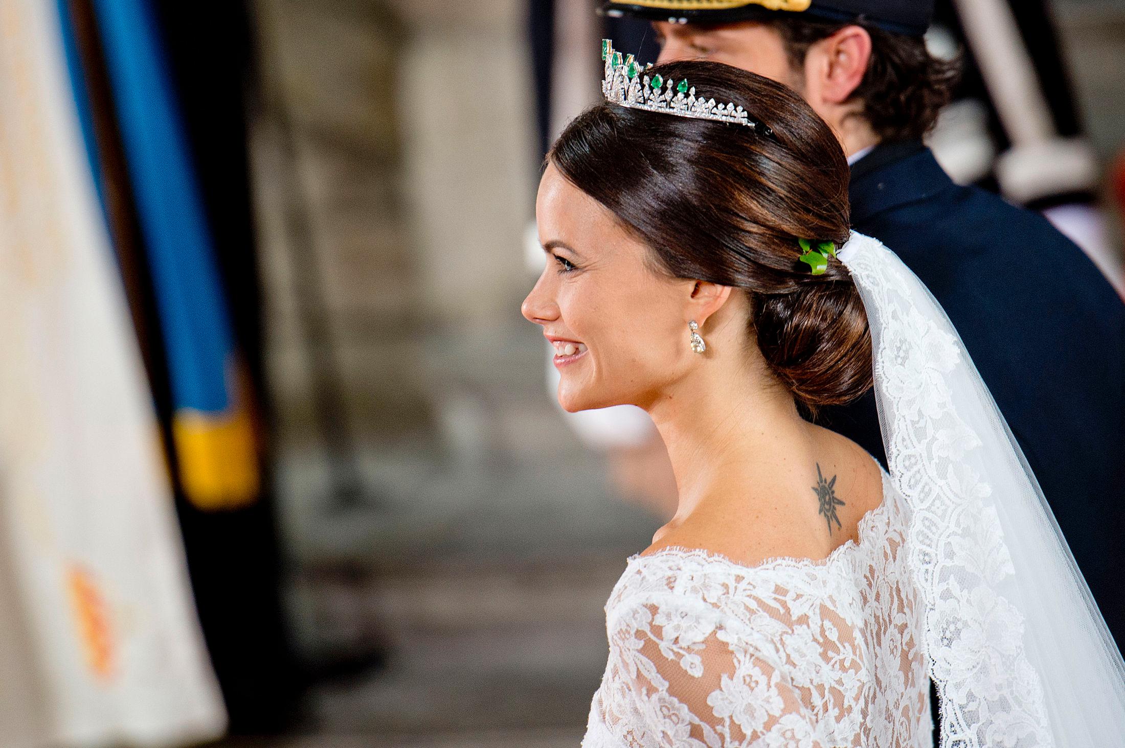 PRINSESSEBRUD: Prinsesse Sofia lot kjolen gå akkurat under tatoveringen slik at den syntes da hun giftet seg med sin prins Carl Philip. Foto: NTB scanpix