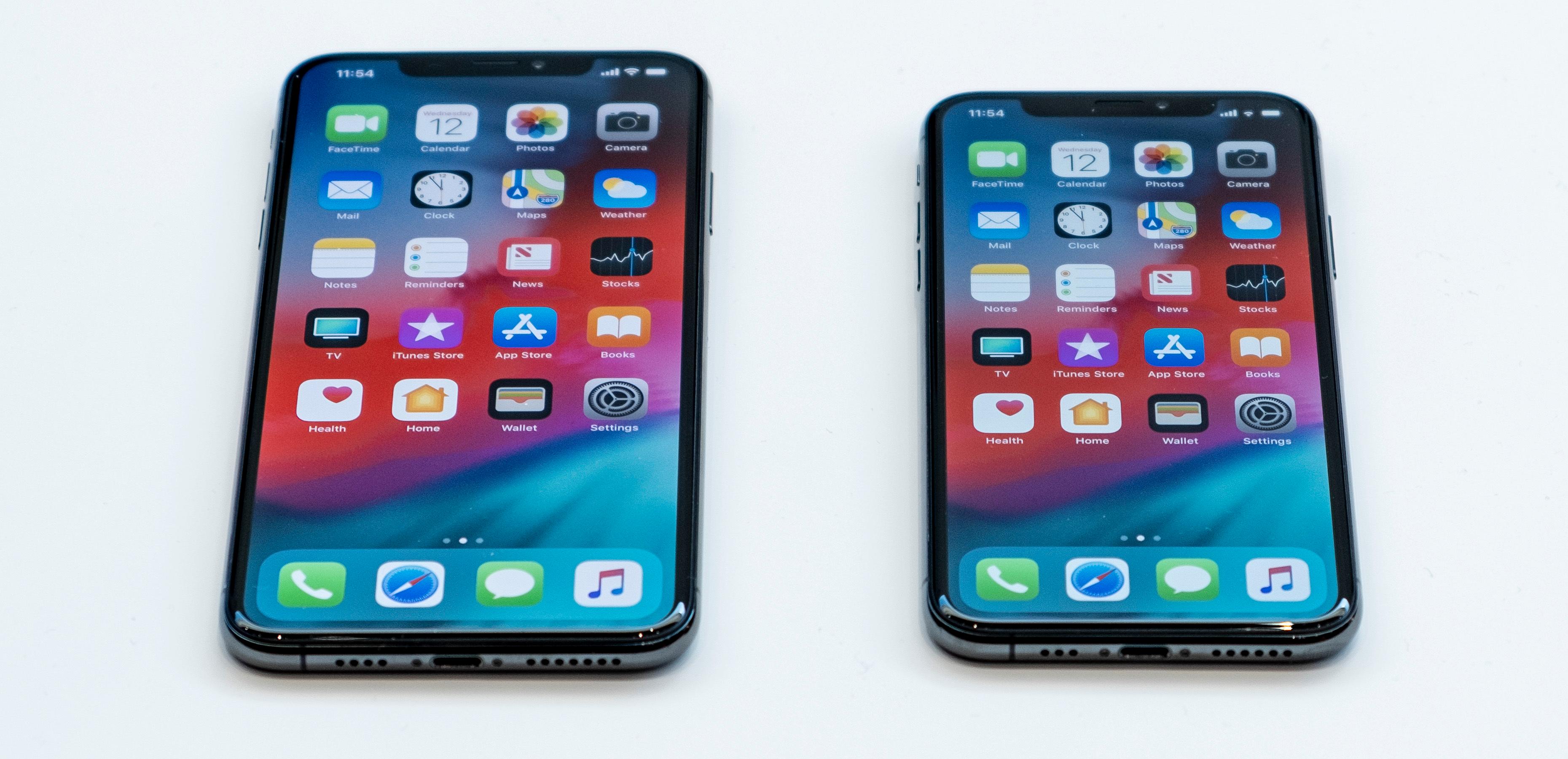 iPhone XS Max og XS side om side. Max er ikke akkurat en liten tass, men med stor skjerm og det største iPhone-batteriet noensinne vil den nok bli manges favoritt fra det nye iPhone-kullet.
