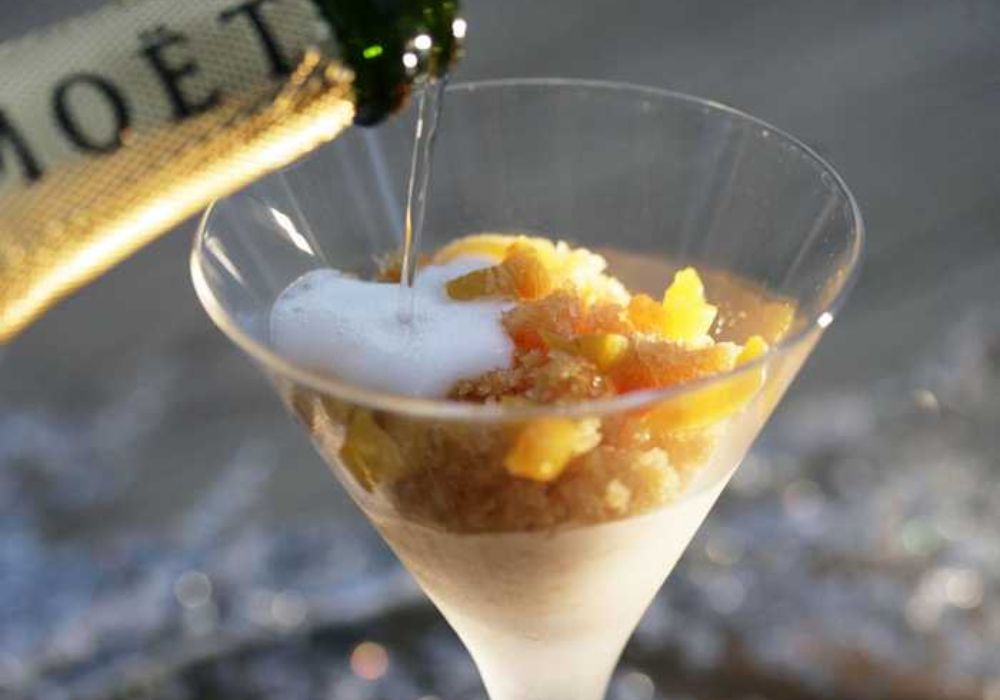 Aprikosgranité med champagne och mandelsticks