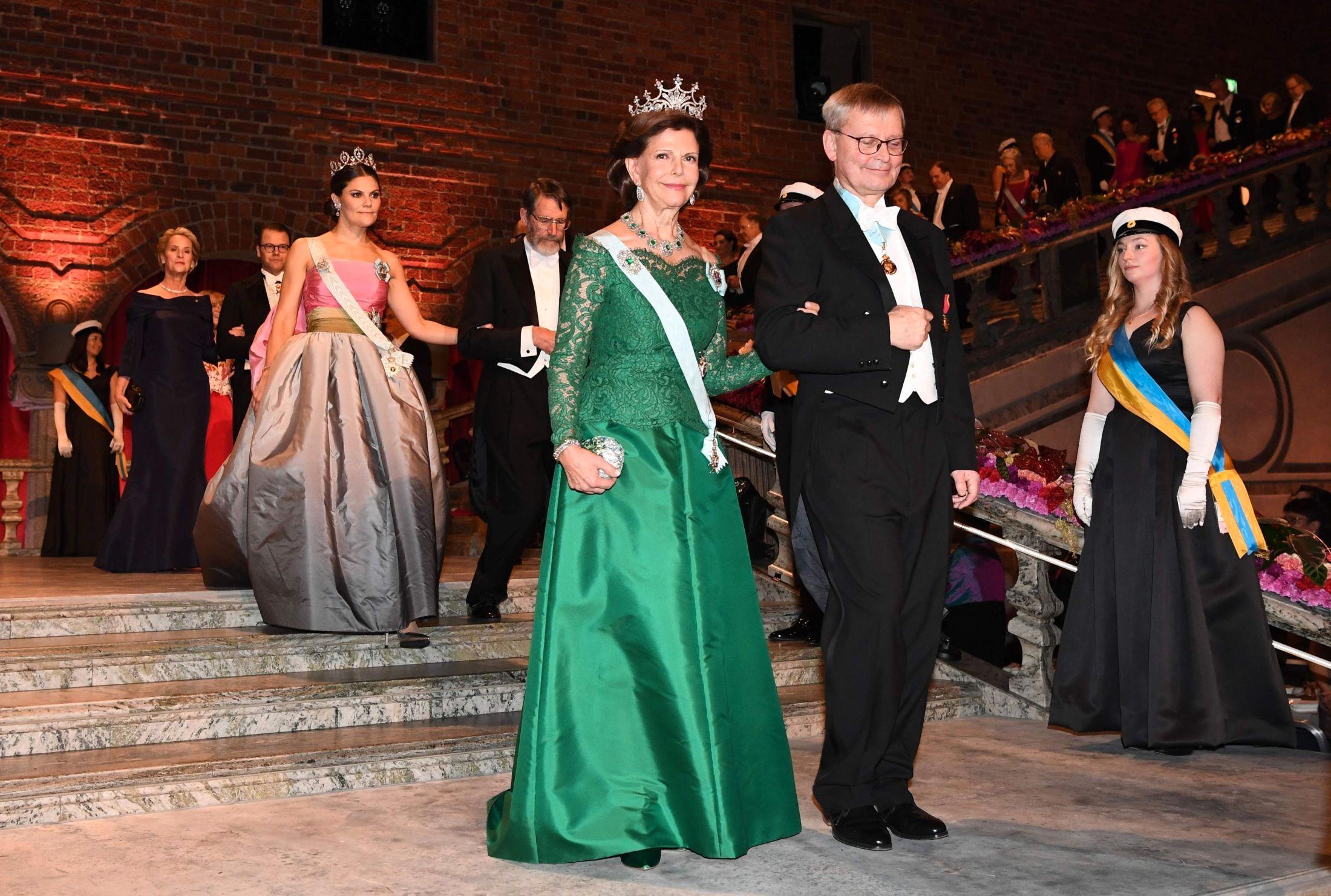 SMARAGD: Dronning Silvia var kledd i en smaragdgrønn kjole. Foto: AFP.