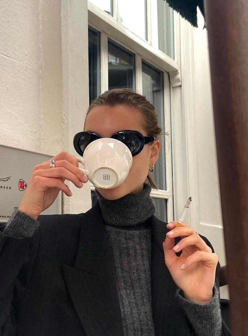DILLA PÅ SOLBRILLER: Katharina får aldri nok av kule solbriller. Foto: Privat