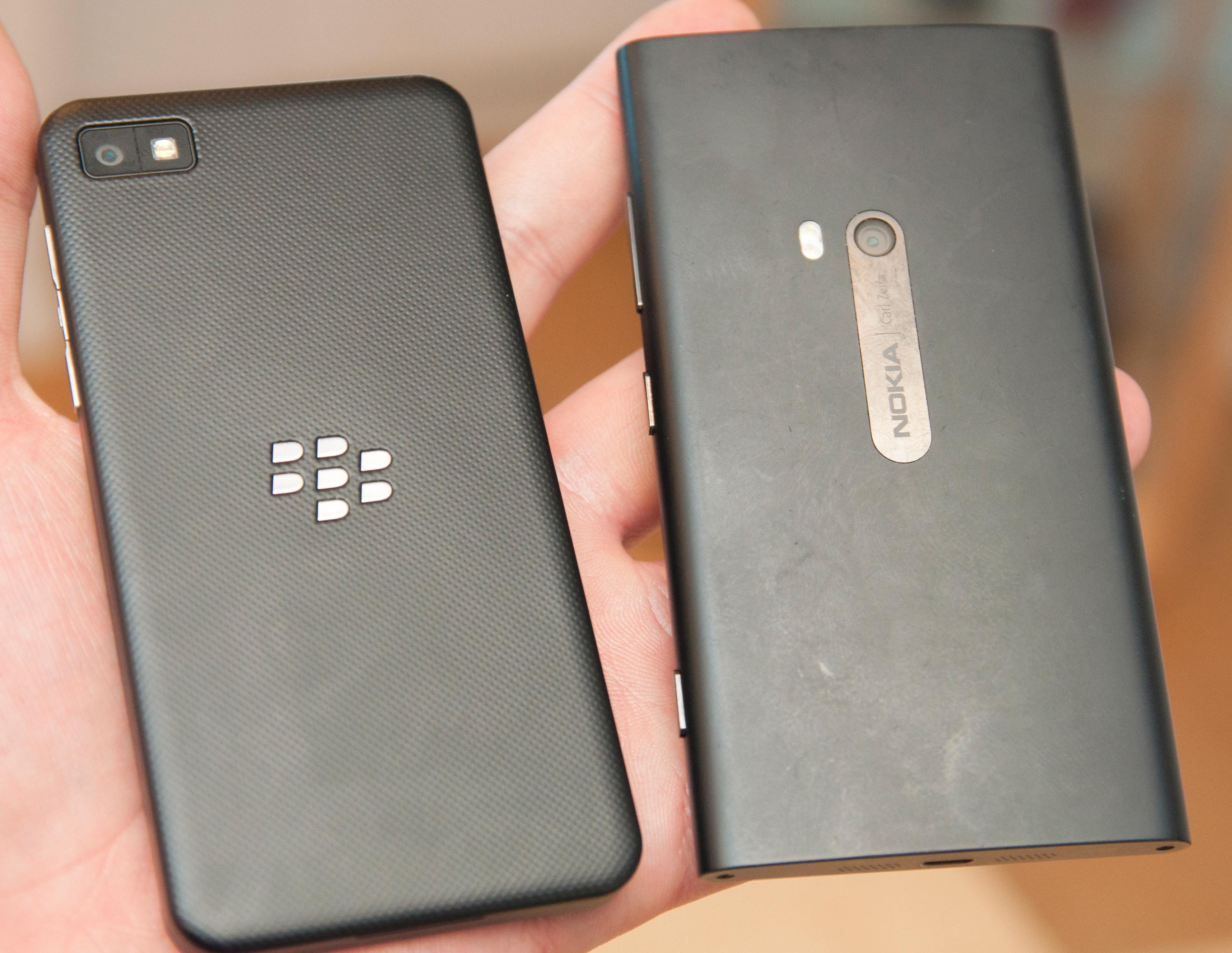 Slik ser baksiden på BlackBerry Z10 ut ved siden av en Nokia Lumia 920. Bakdekselet er avtagbart og skjuler batteri, plass for SIM-kort og minnekort.Foto: Finn Jarle Kvalheim, Amobil.no