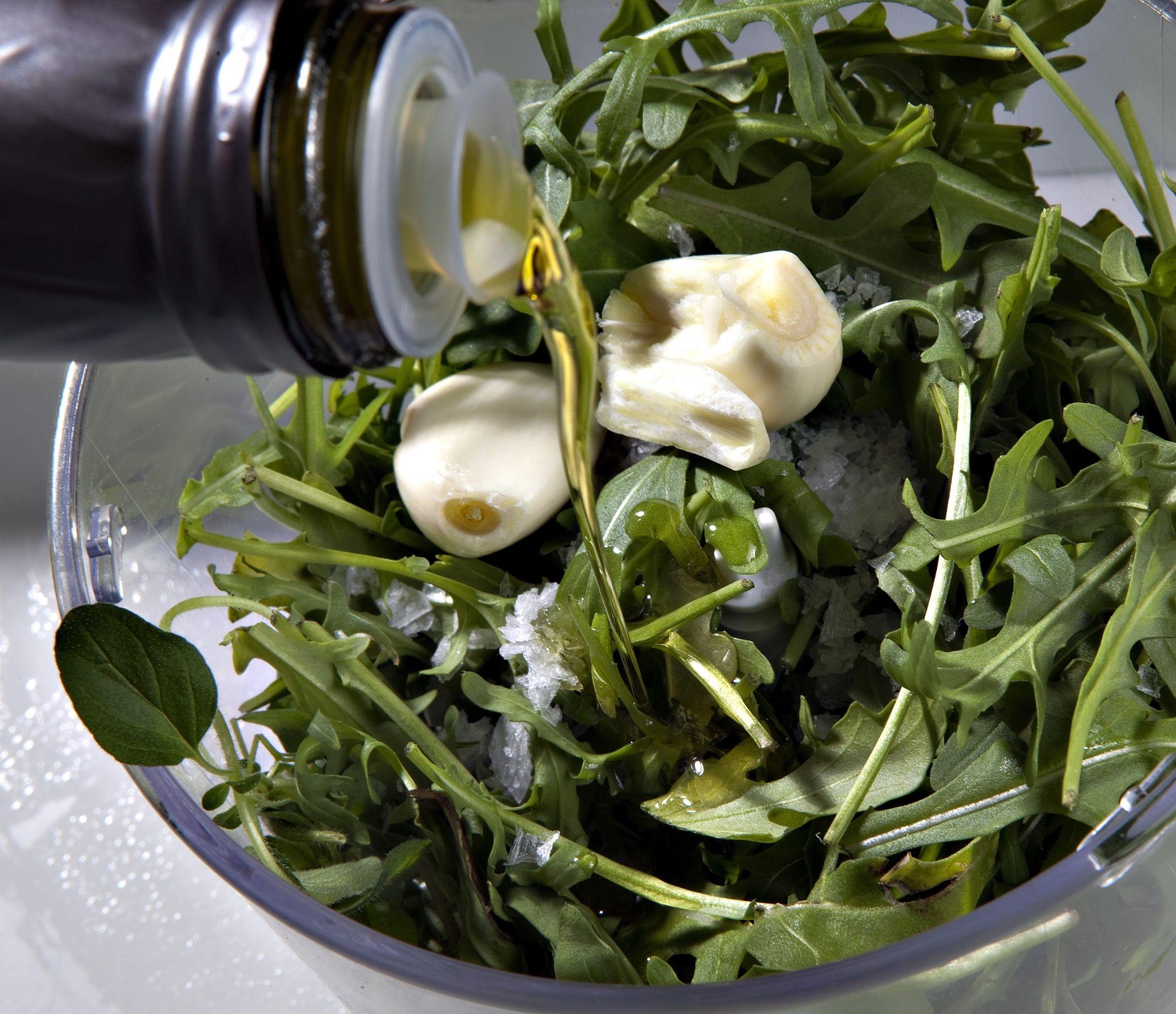 Extra virgin olivenolje kan for eksempel brukes i salater. FOTO: MAGNAR KIRKNES