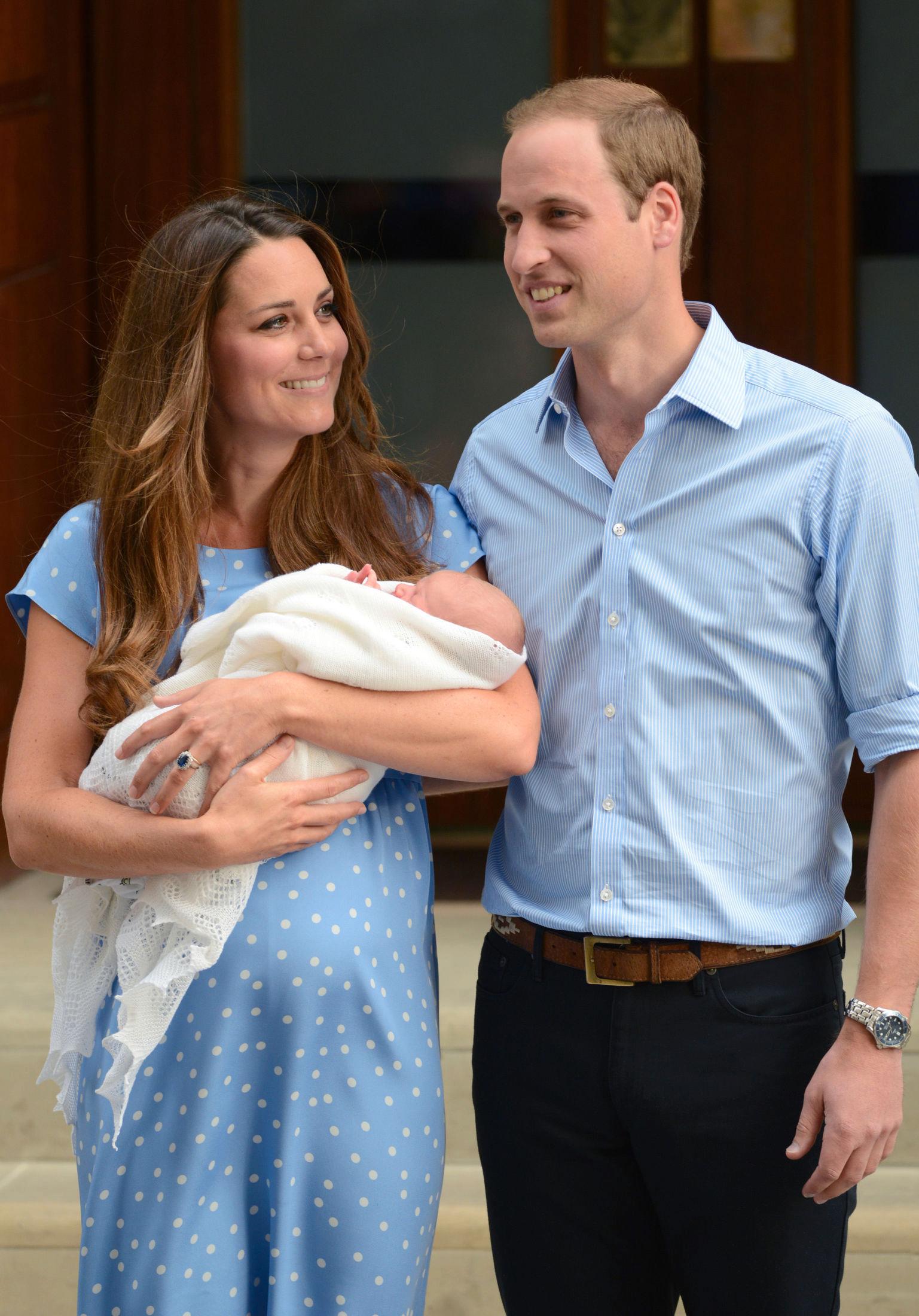 SPESIALDESIGNET: Da Kate og William viste fram lille George for første gang hadde hun på seg en spesialdesignet kjole. Foto: Doug Peters/ Pa Photos