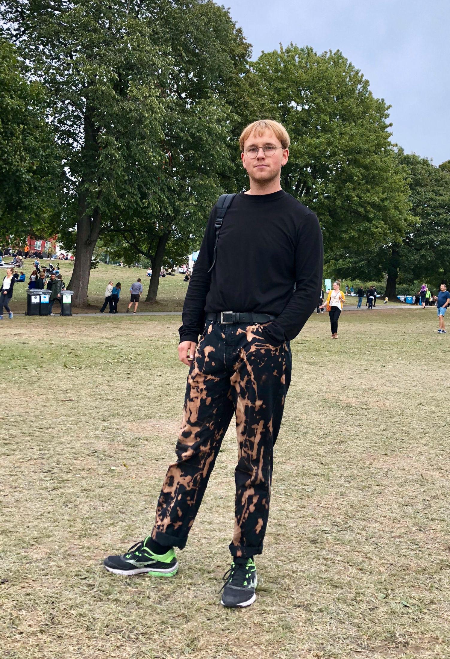 PARTYBUKSE: Kjetil Torgrimsby var kledd i sort genser og klorede jeans. – Det er et typisk antrekk for meg om jeg skal ut og ha det gøy. Foto: MinMote/Malene Emilie Rustad.