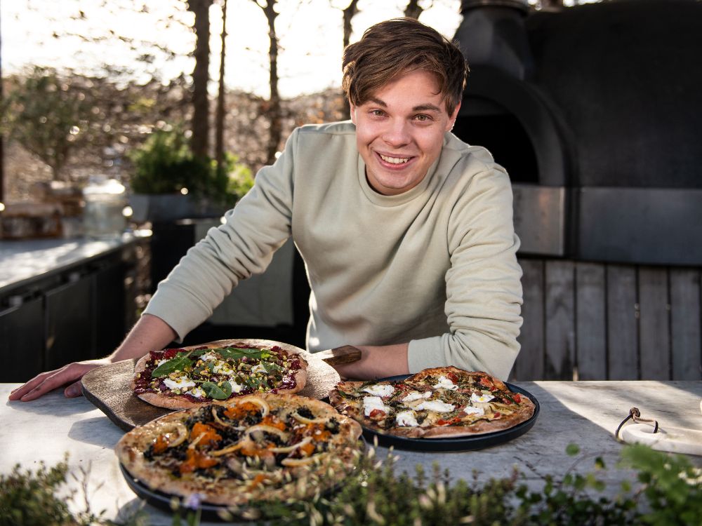 Fabian Olli Johanson bakar pizza med härliga toppings.