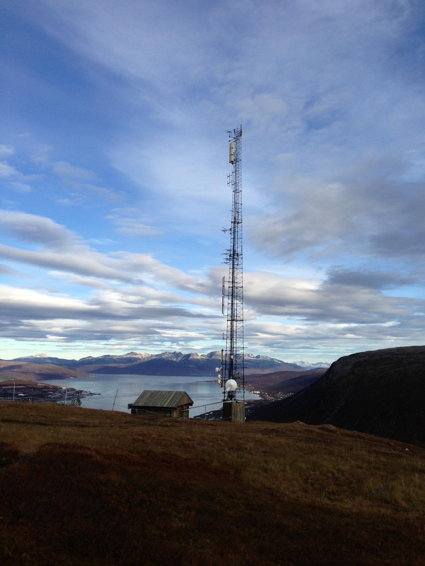 Her er et bilde tatt av basestasjonen på Fløya i Tromsø. Dette er et av stedene der mobiloperatørene har problemer med å bygge god dekning fordi basestasjonene kan forstyrre andre basestasjoner i området.Foto: Bjørn Amundsen/Telenor