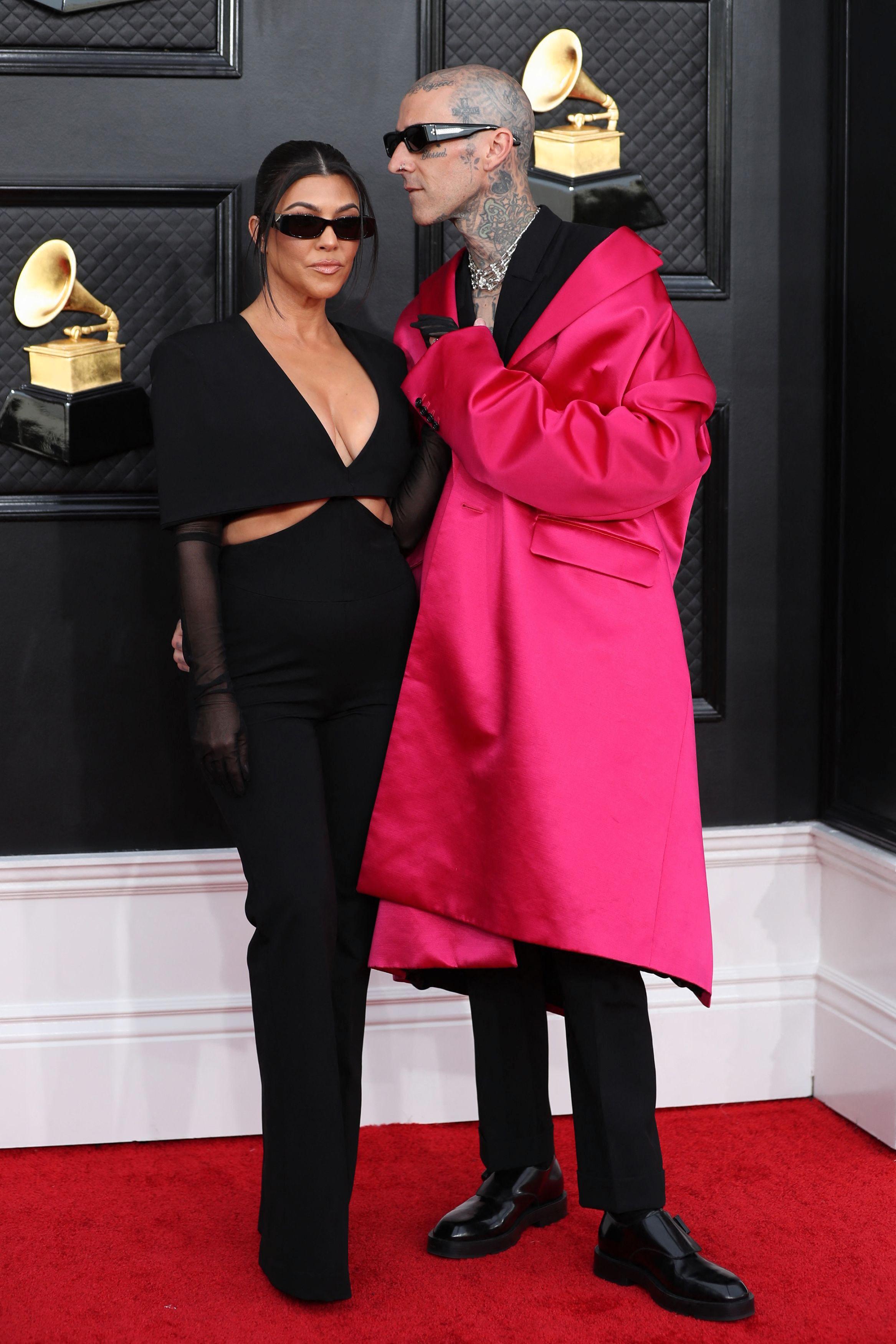 MATCHET: Under den rosa kåpen har Travis Barker på seg en svart vest og bukse, og matchet forloveden Kourtney Kardashian som hadde på seg en jumpsuit fra Et Ochs’ høstkolleksjon. Barkers antrekk er signert Givenchy.
