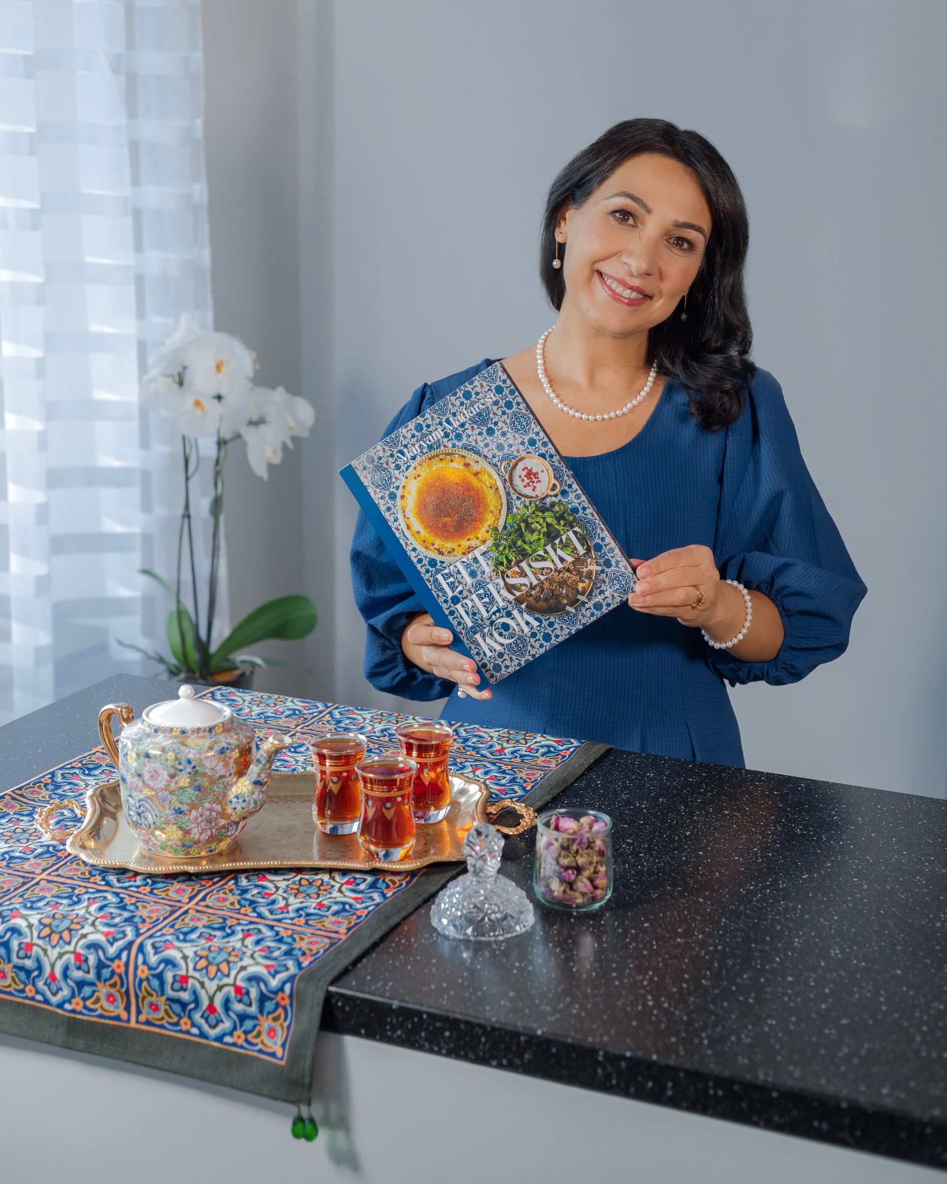 Maryam med boken ”Ett persiskt kök” (Bonnier Fakta)