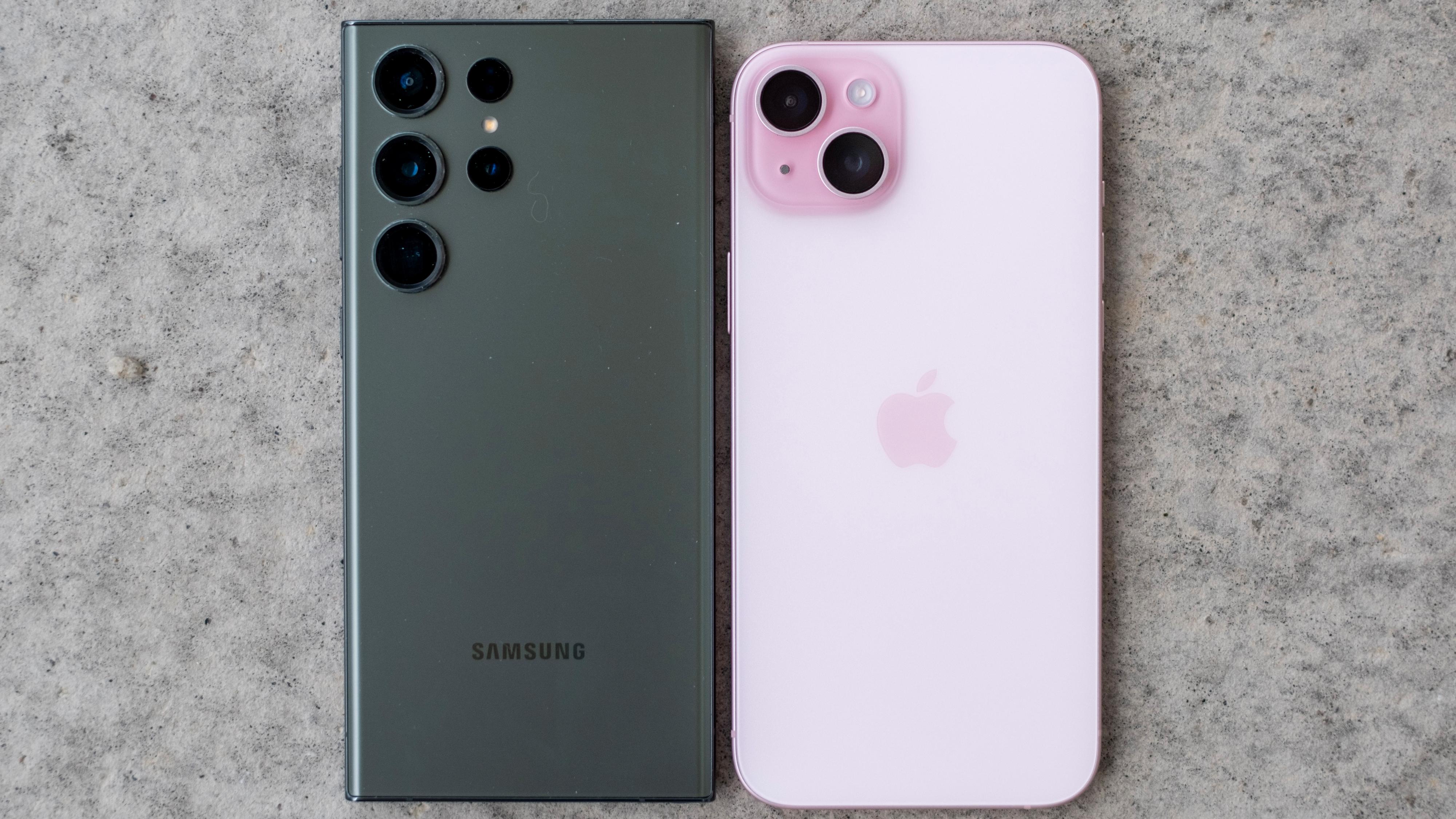 iPhone 15 Plus ved siden av en Galaxy S23 Ultra til venstre. Det er en forholdsvis stor telefon det er snakk om, men heldigvis er den bedre å holde i i år.