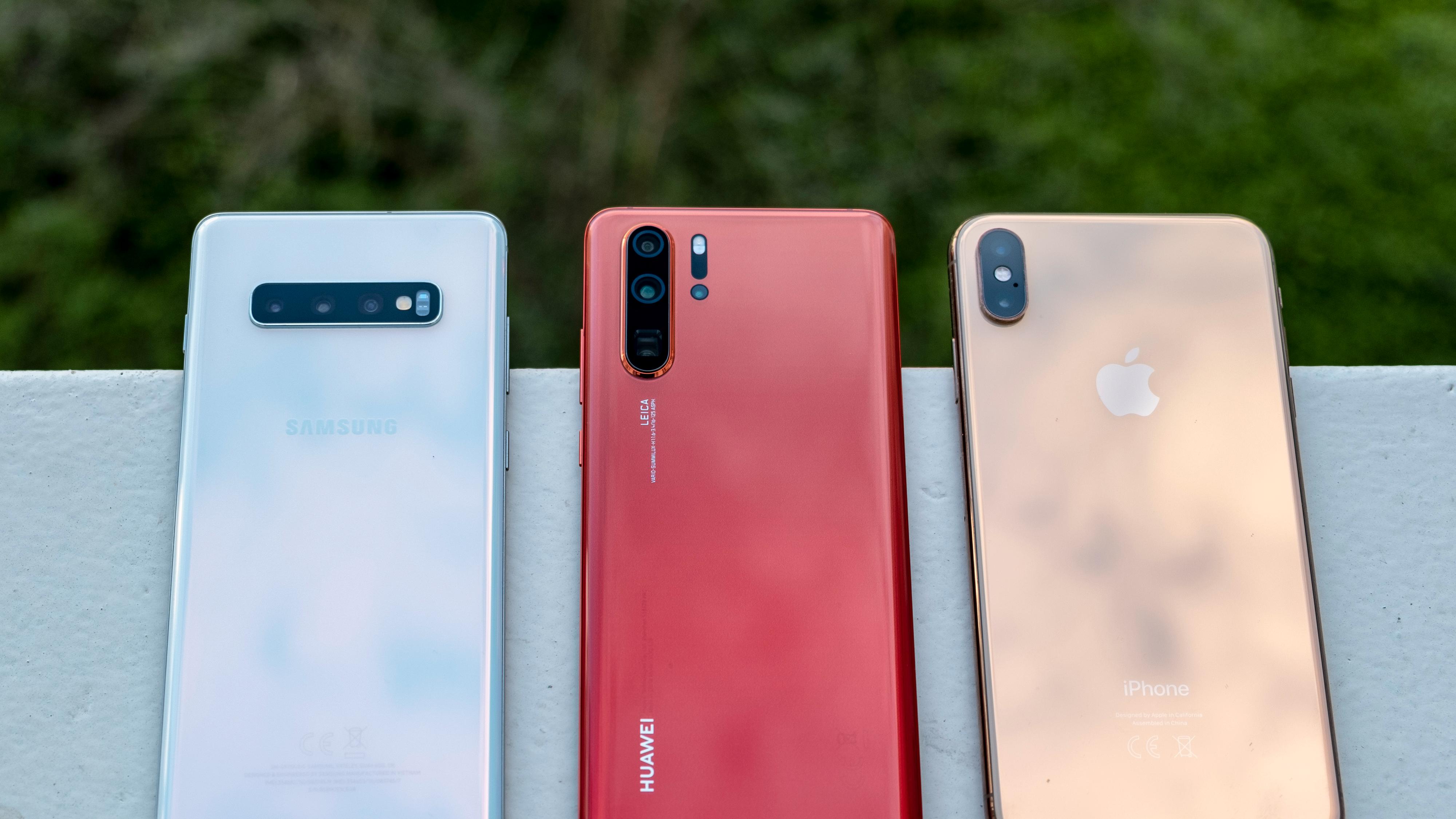 Huawei har seilt opp på en andreplass blant verdens mobilprodusenter det siste året, bak Samsung og foran Apple. Fra venstre; Galaxy S10+, P30 Pro og iPhone Xs Max.