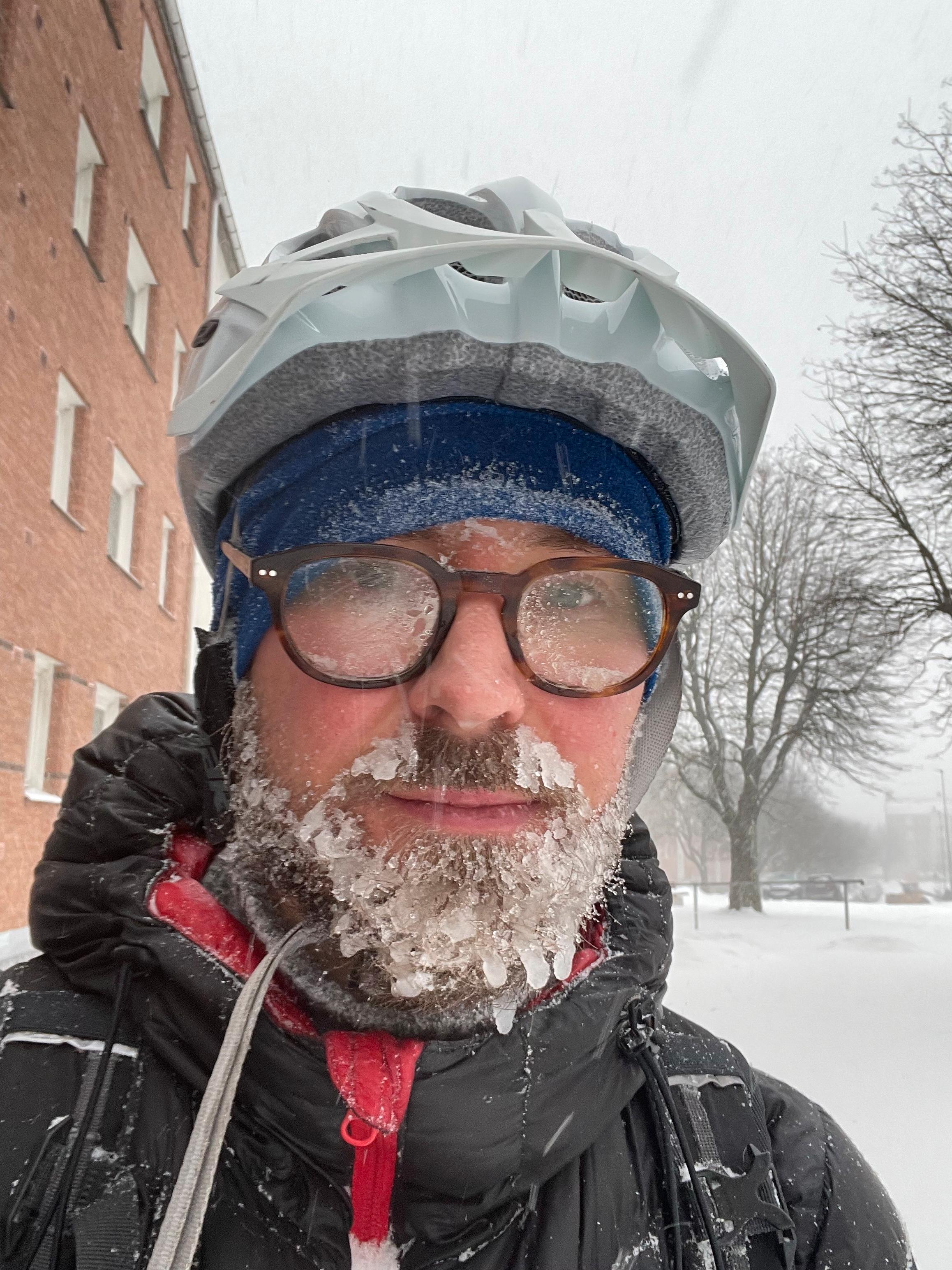 ENGASJEMENT: Det er billigere, men ikke nødvendigvis enklere å dumpster dive. Her er Torjus Bredvold på sykkeltur i en snøstorm, på jakt etter nye søppeldunker å handle i. 