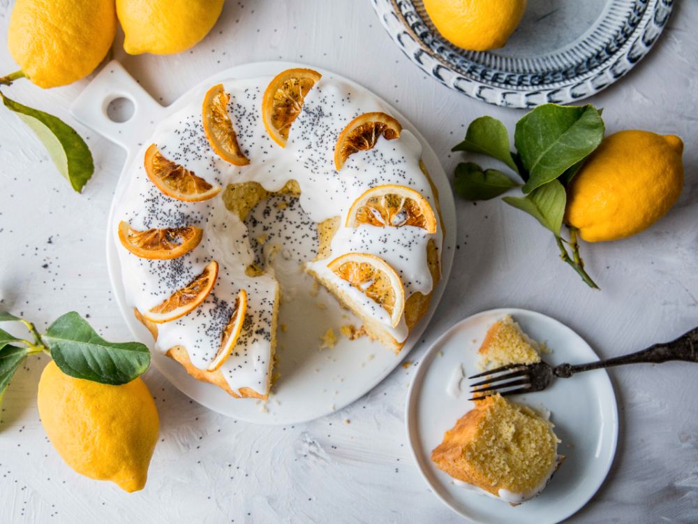Klassisk citronkaka i form med karamelliserade citronskivor.